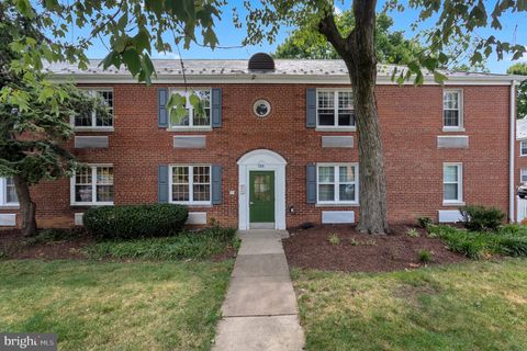Condo For Rent - 3201 Commonwealth Avenue #B<br/> ALEXANDRIA, VA 22305