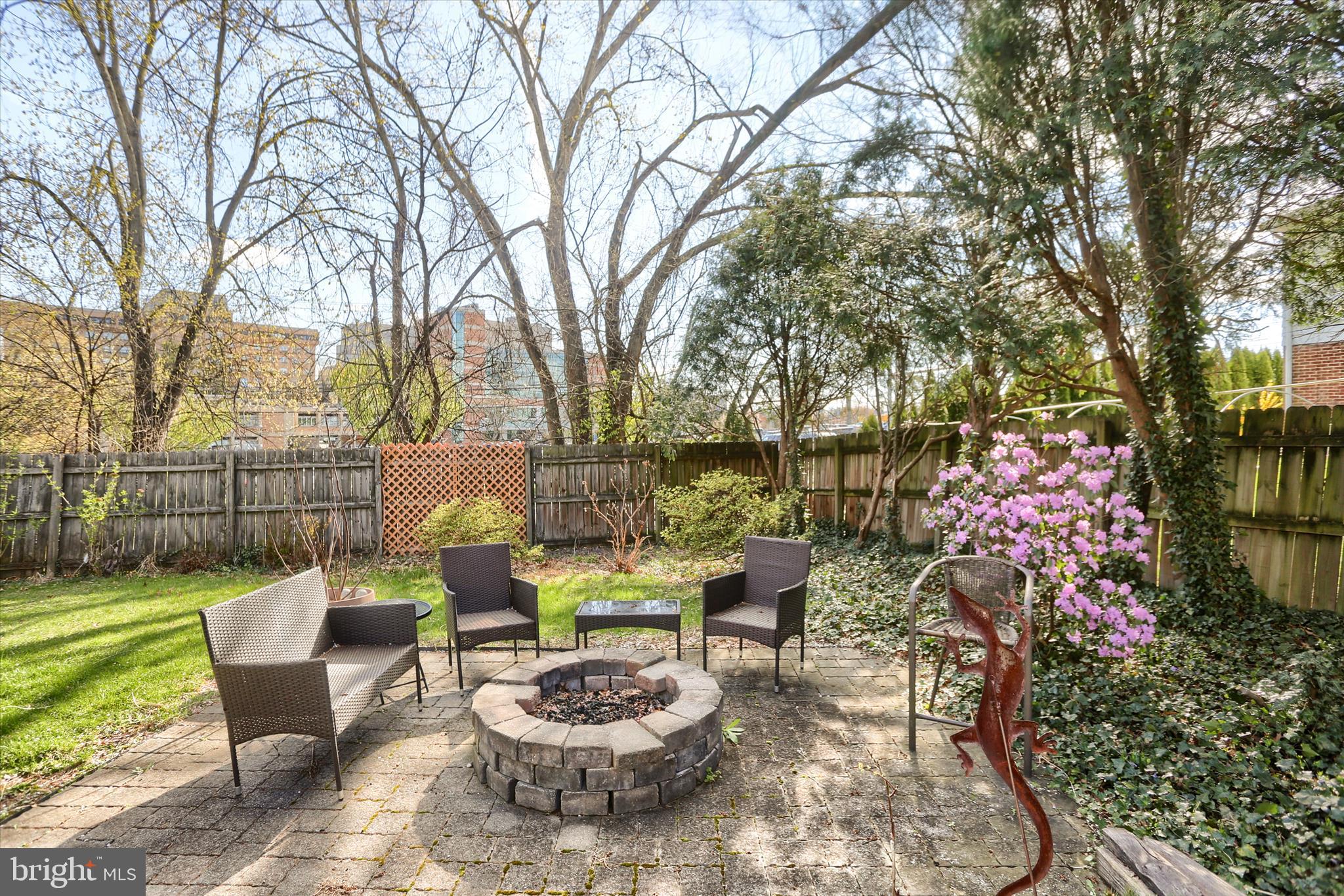 COUNTRY CLUB MANOR - Residential