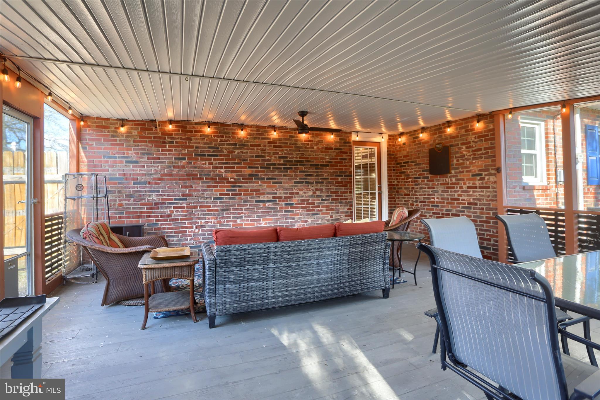 COUNTRY CLUB MANOR - Residential