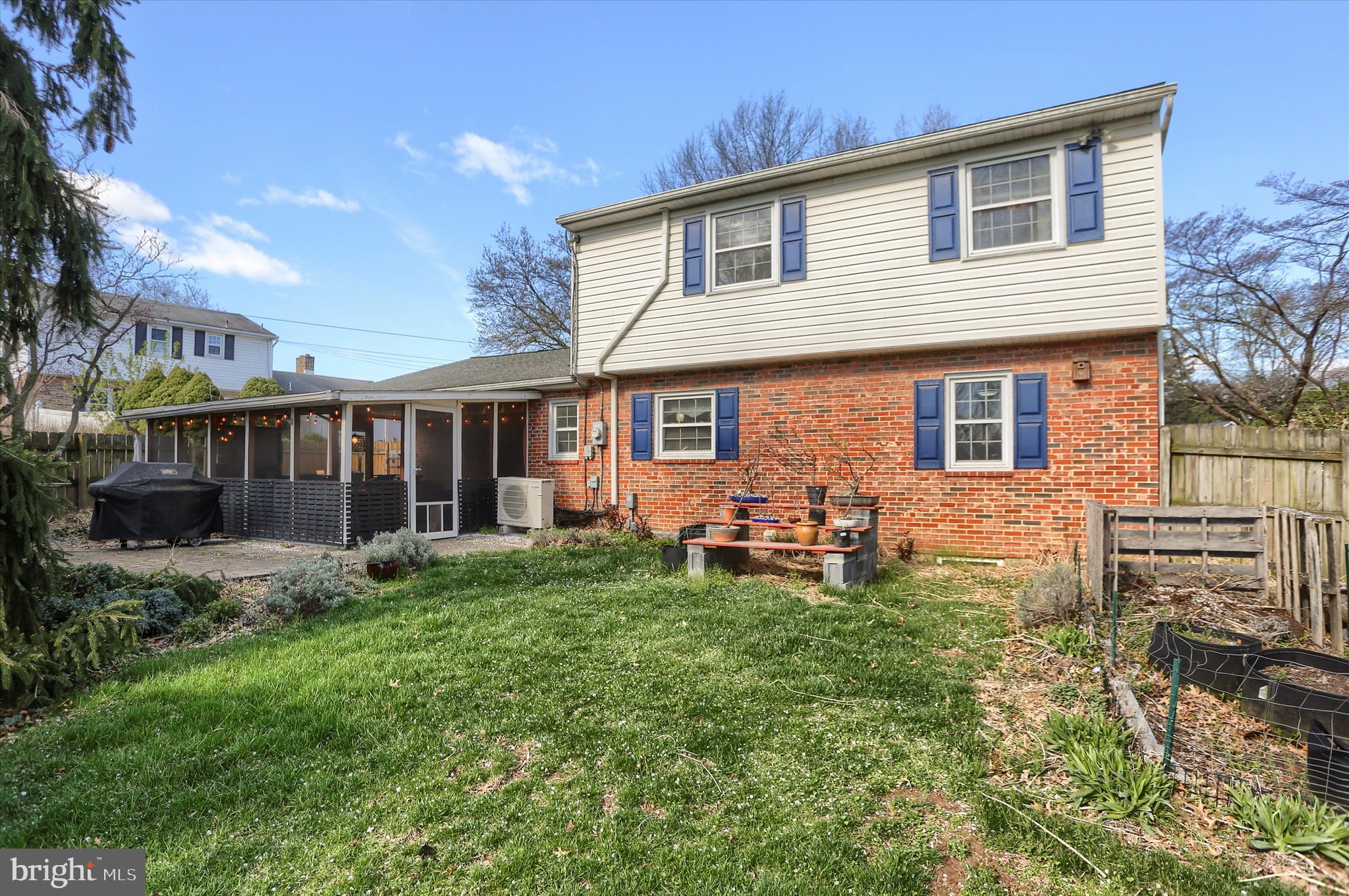 COUNTRY CLUB MANOR - Residential