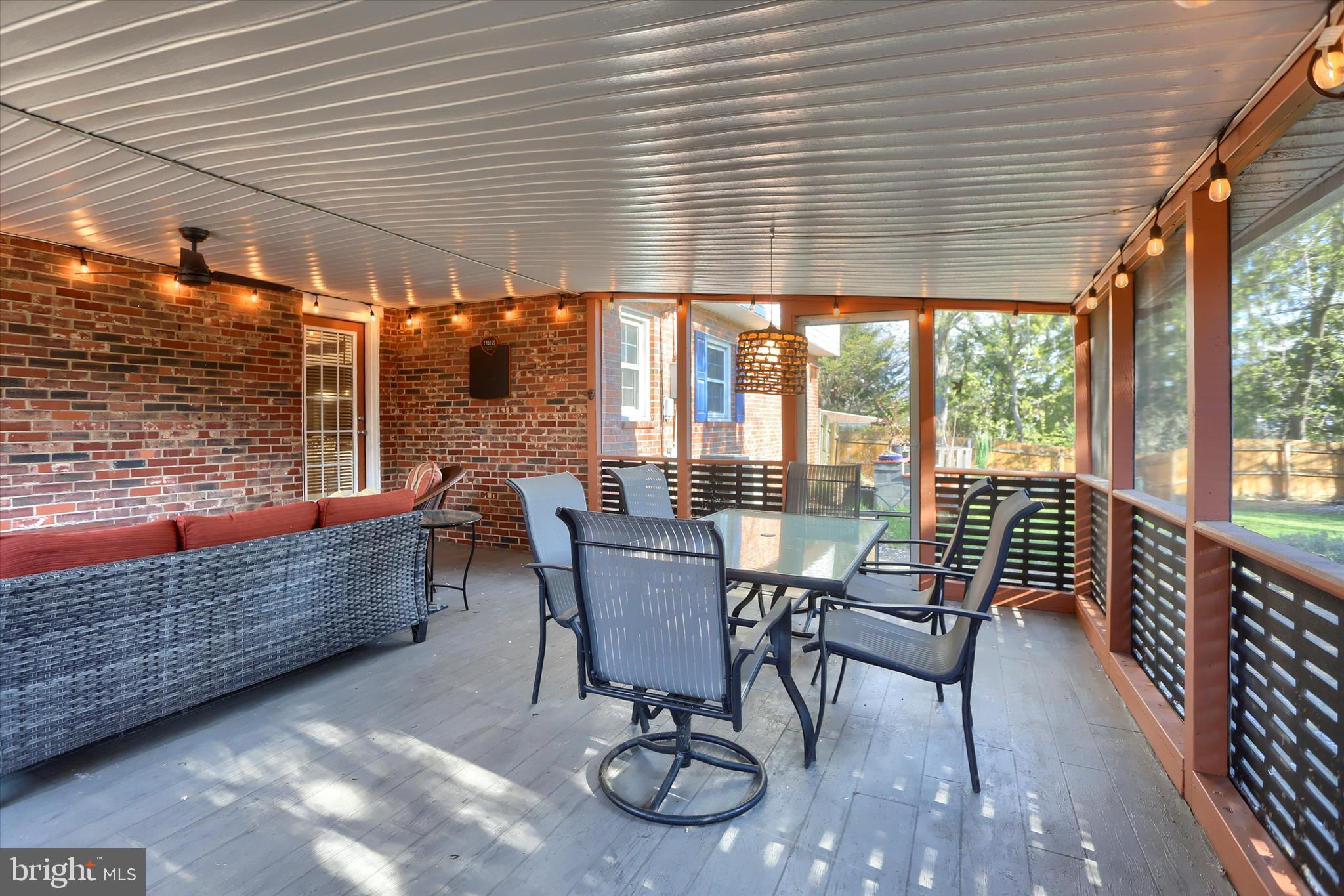 COUNTRY CLUB MANOR - Residential