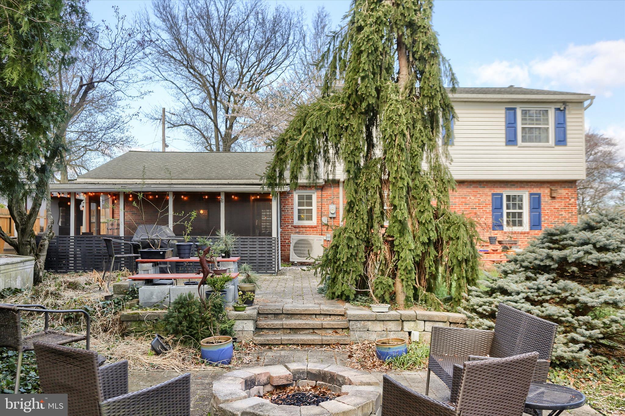 COUNTRY CLUB MANOR - Residential