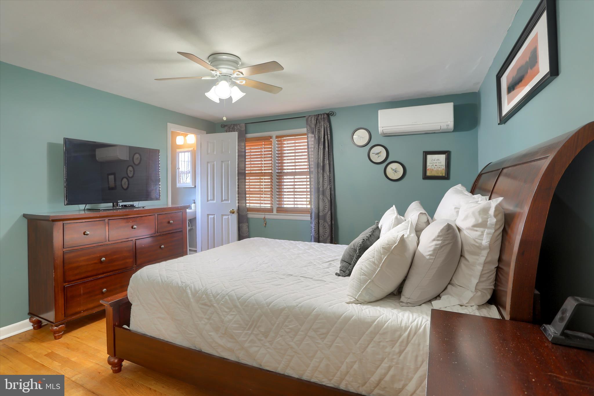 COUNTRY CLUB MANOR - Residential