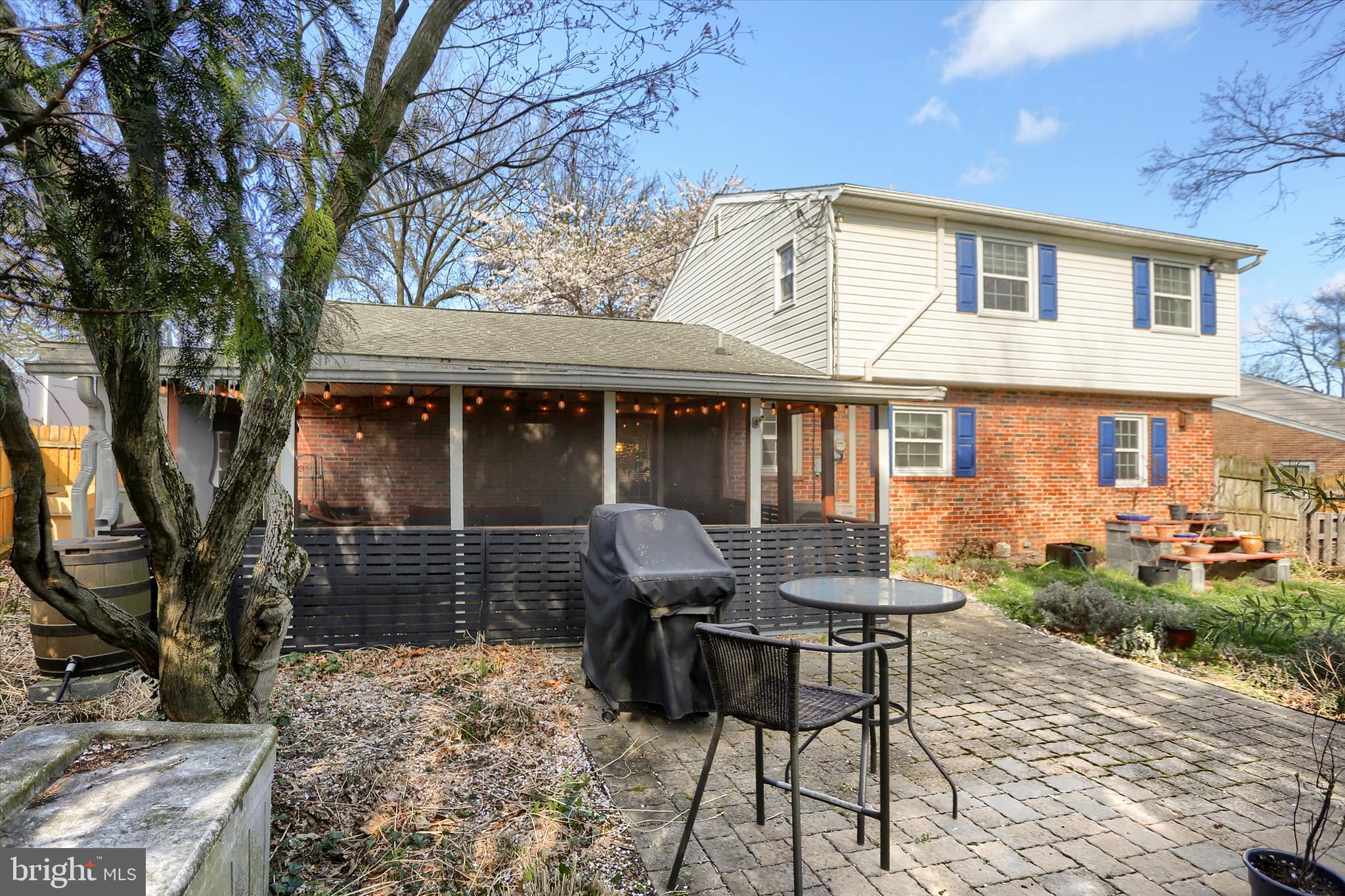 COUNTRY CLUB MANOR - Residential