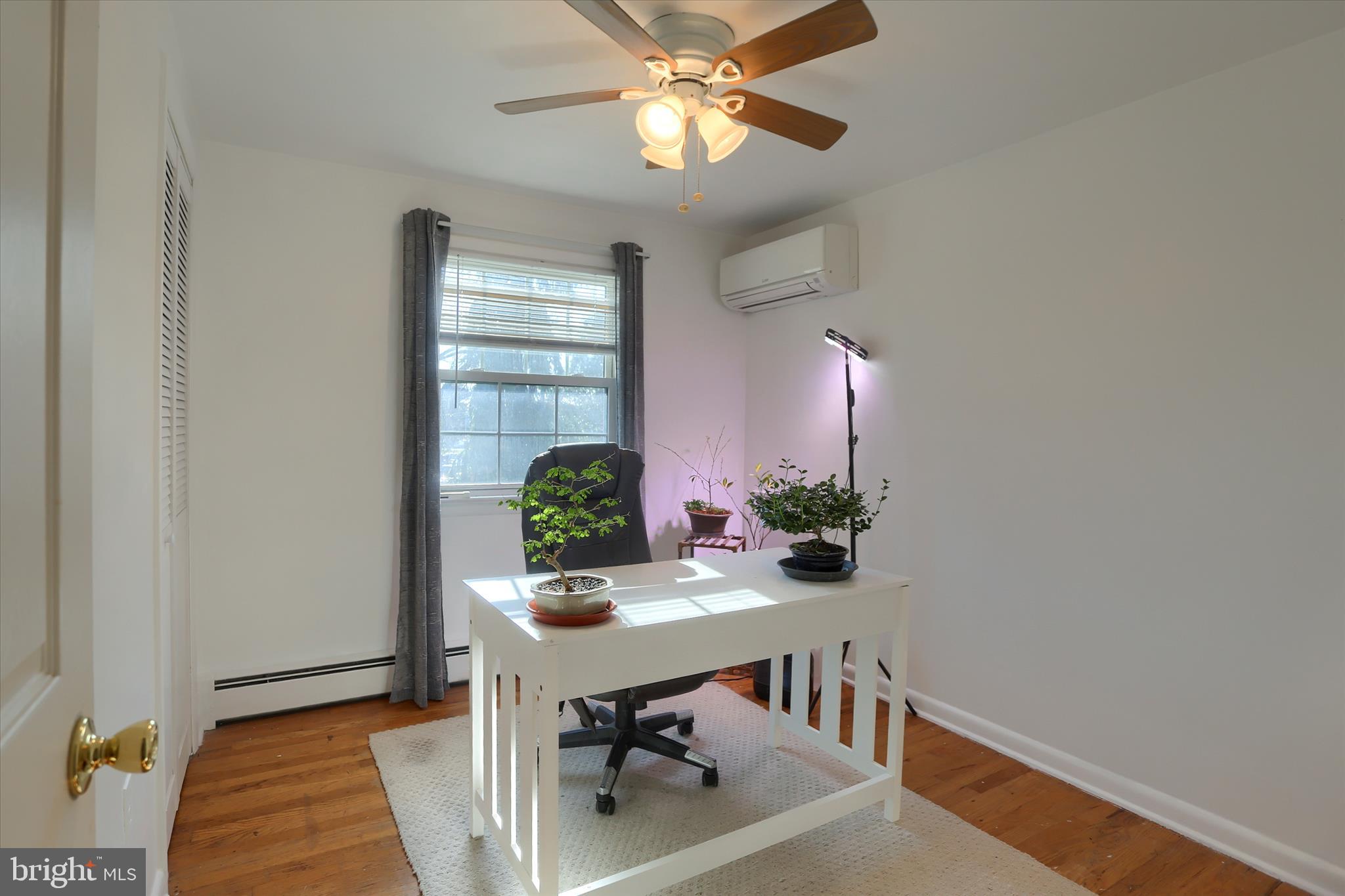 COUNTRY CLUB MANOR - Residential