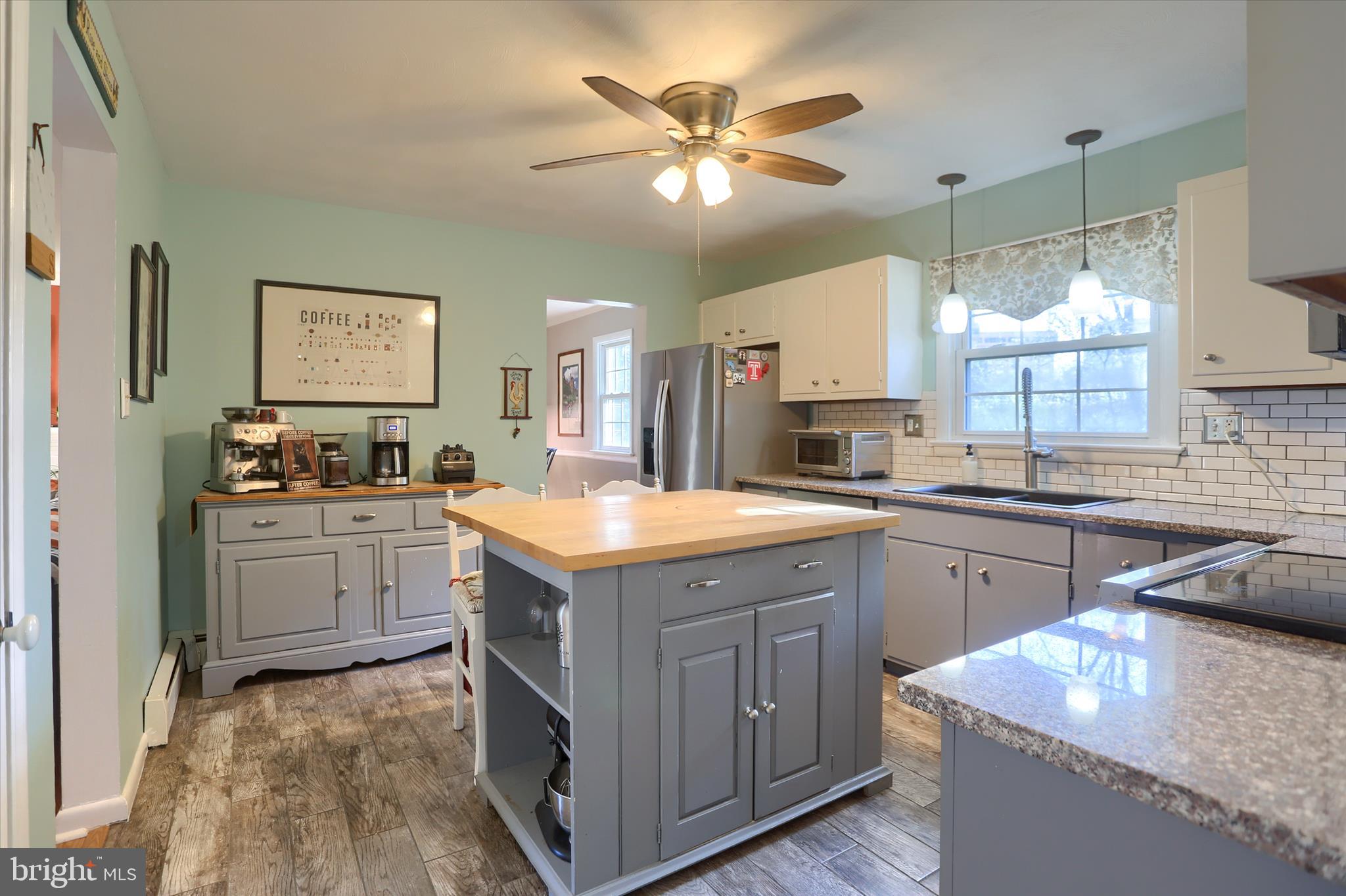 COUNTRY CLUB MANOR - Residential