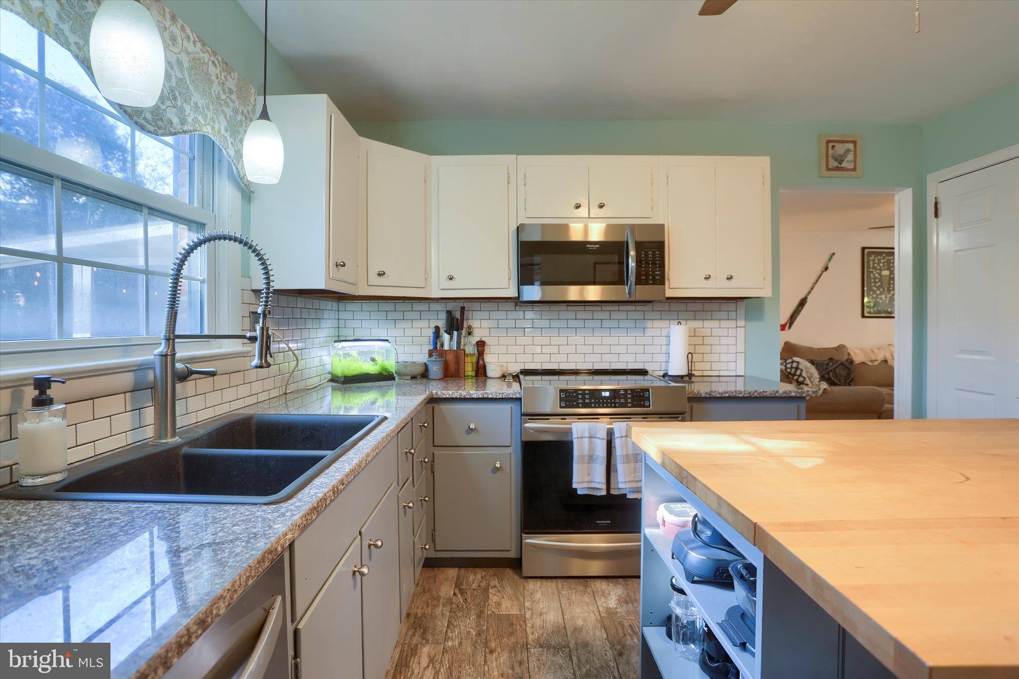 COUNTRY CLUB MANOR - Residential