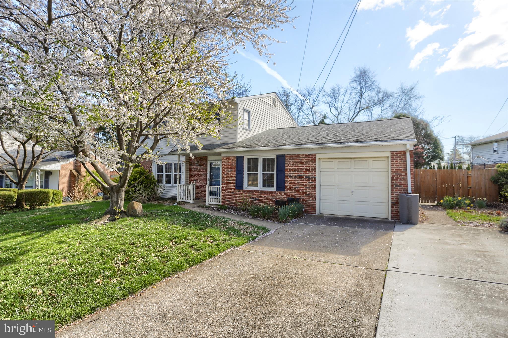 COUNTRY CLUB MANOR - Residential