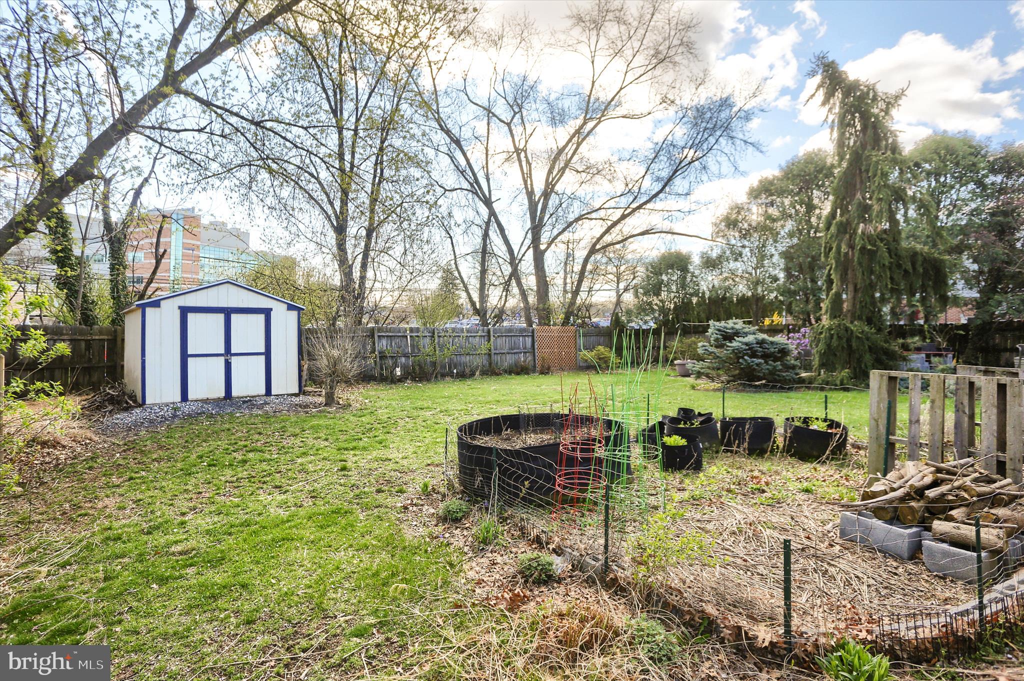 COUNTRY CLUB MANOR - Residential