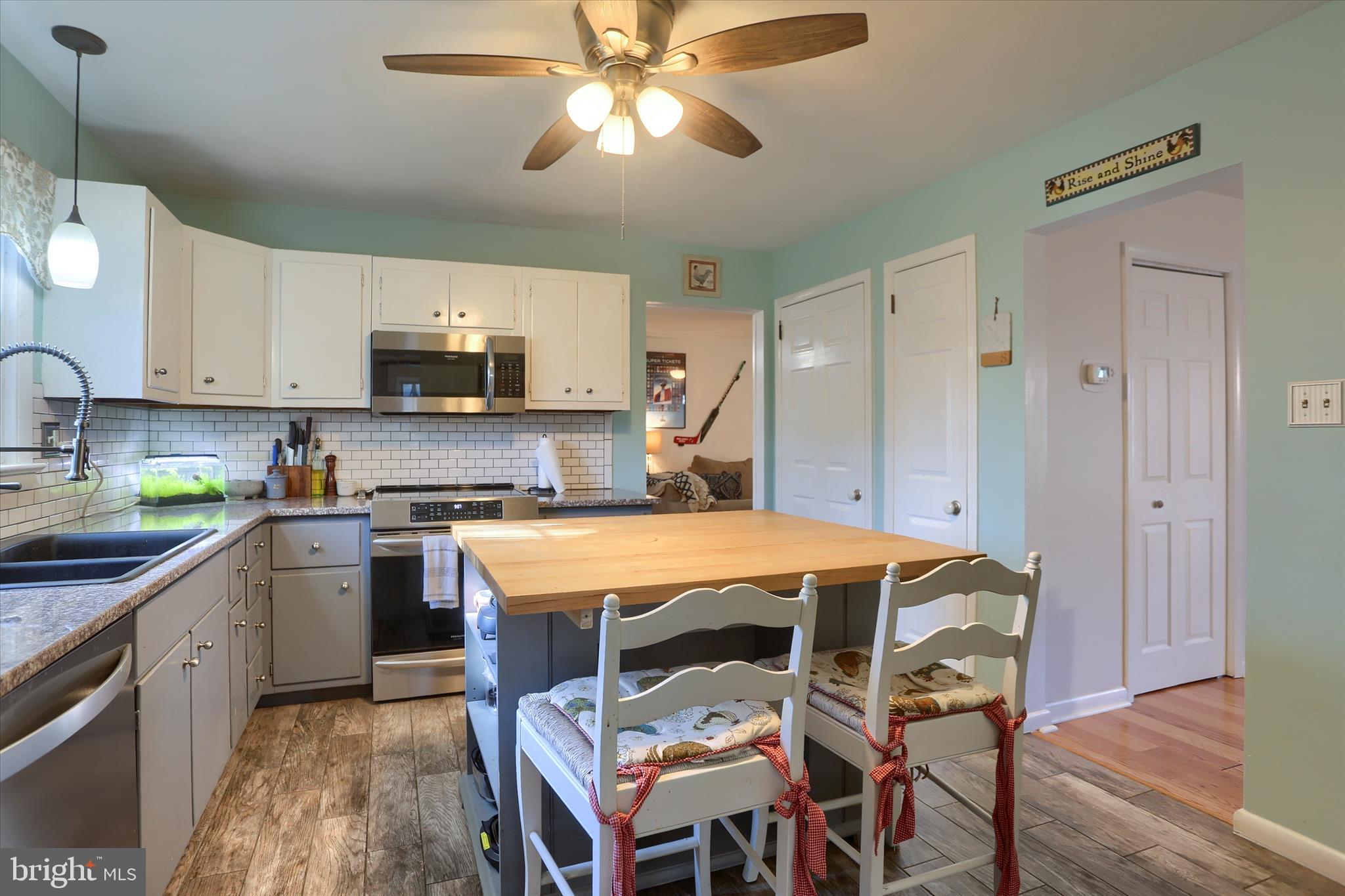 COUNTRY CLUB MANOR - Residential