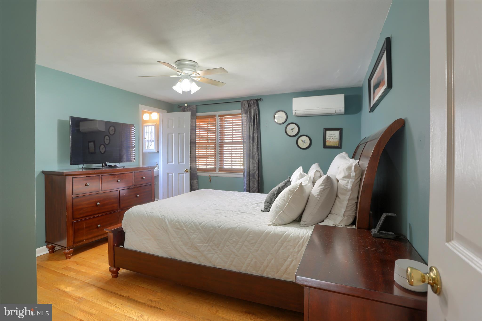 COUNTRY CLUB MANOR - Residential