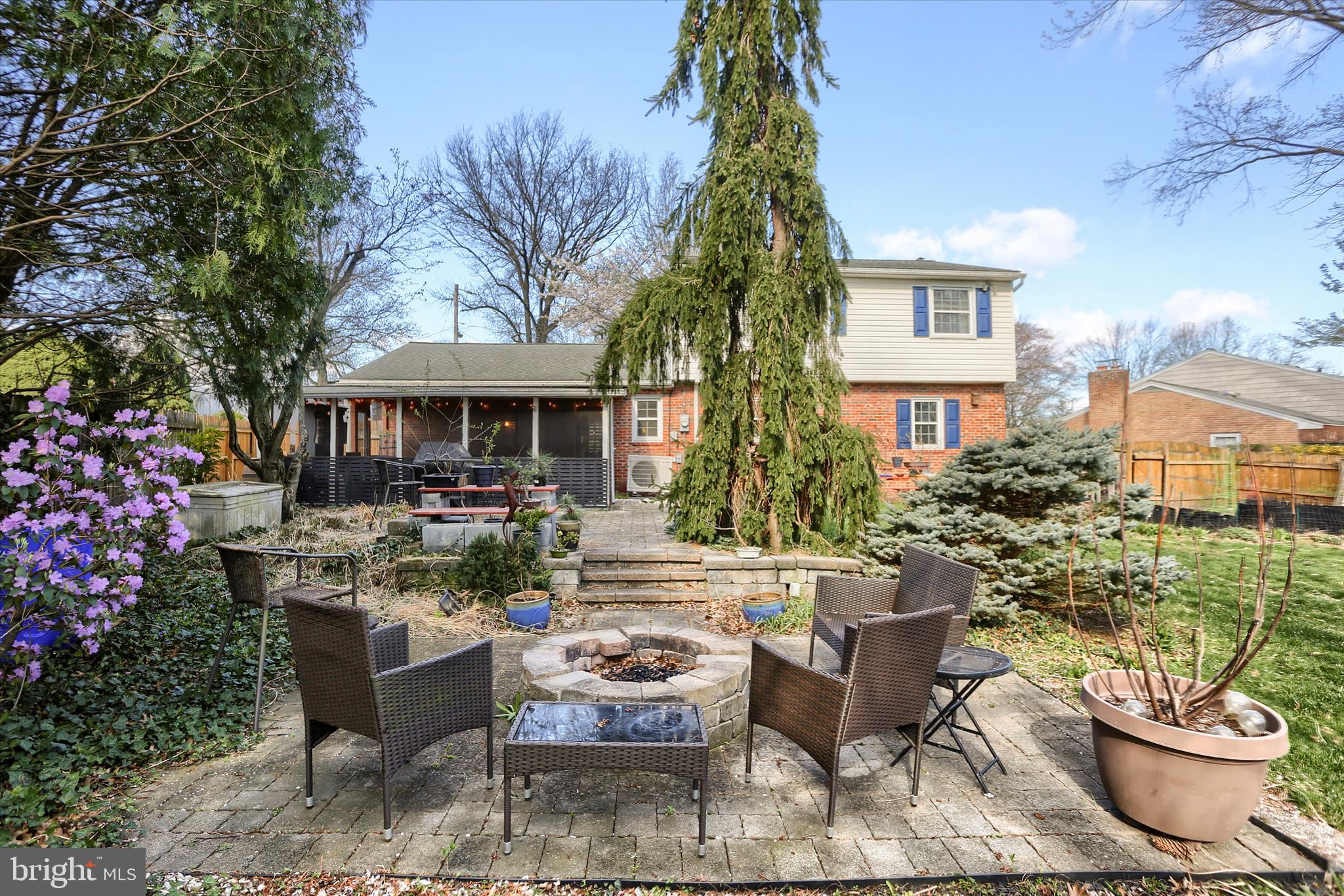 COUNTRY CLUB MANOR - Residential