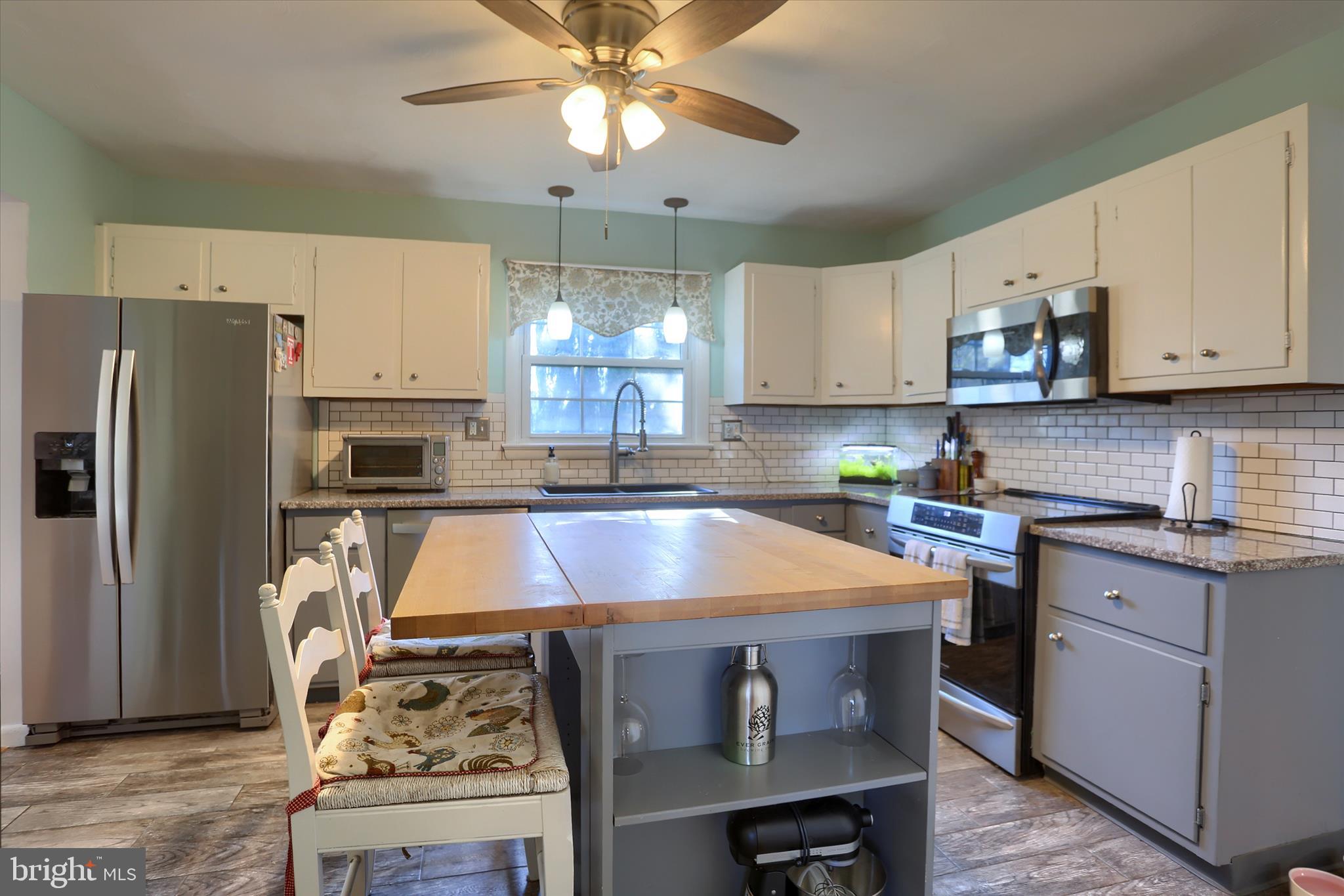 COUNTRY CLUB MANOR - Residential