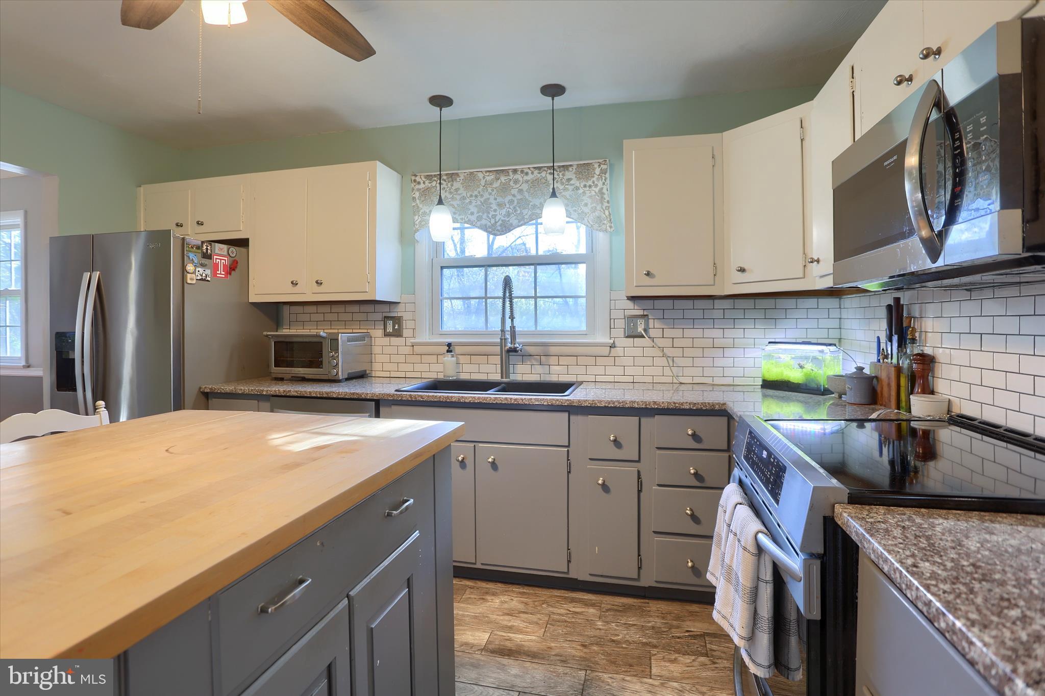 COUNTRY CLUB MANOR - Residential