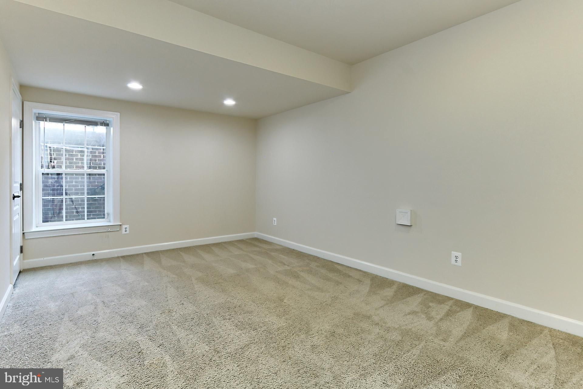 KENSINGTON MANOR - Residential