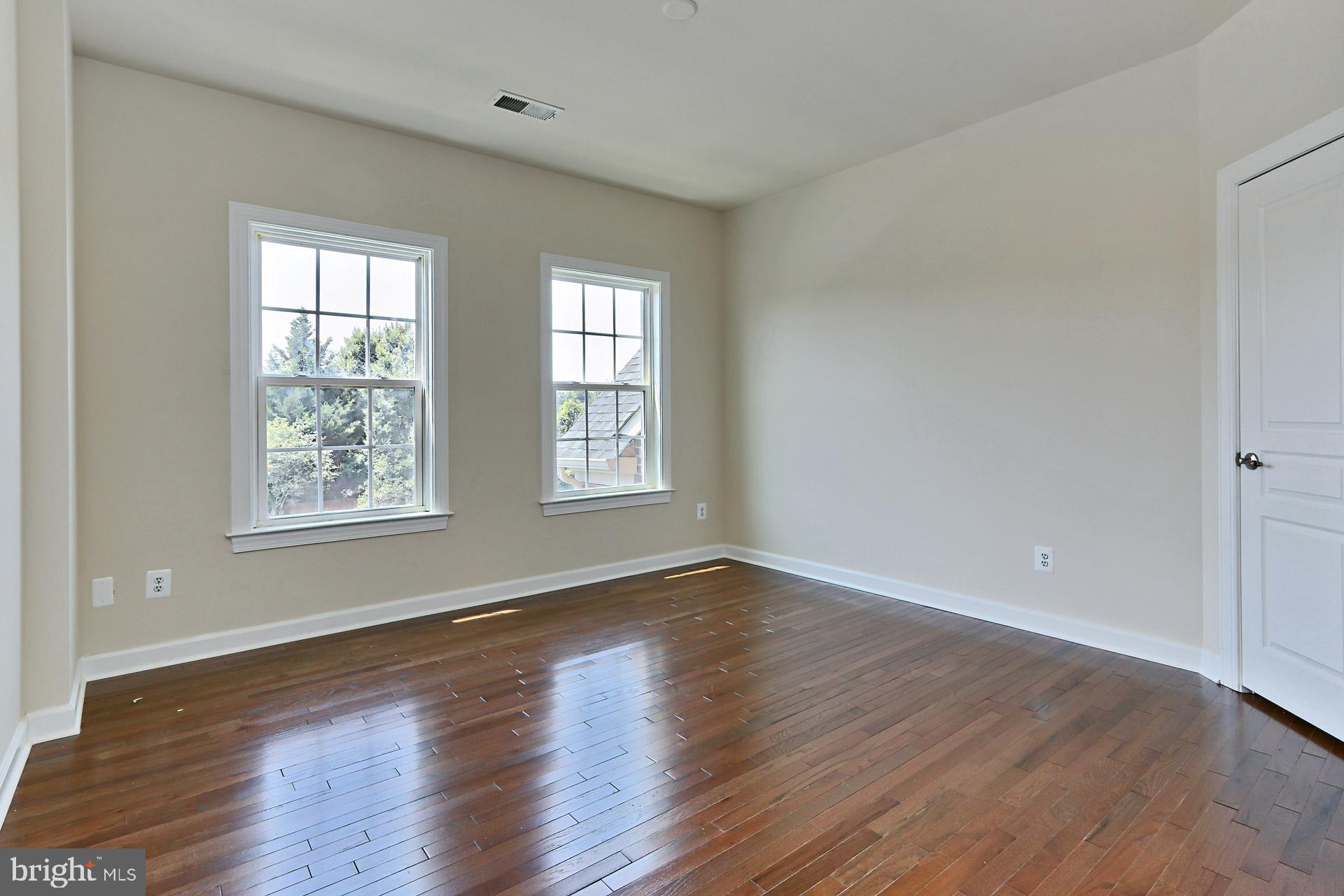 KENSINGTON MANOR - Residential