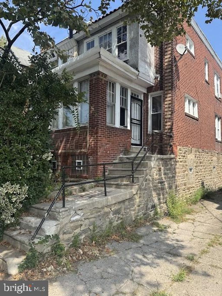 Investment Opportunity has arrived in Germantown.
This spacious End of Row home could use some TLC to bring it back to its former glory. 
Property has a garage, basement and a spacious floorplan.
Book your showing today to make it yours!