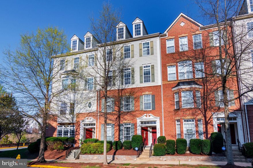 Beautiful unit  in Potomac Club with 2500 square feet of living space, and One car Garage
New appliances and new carpet.
Rent includes water, access to the Gym, Indoor pool, outdoor pool, clubhouse, gated community plus shopping and entertainment less than a mile away.
