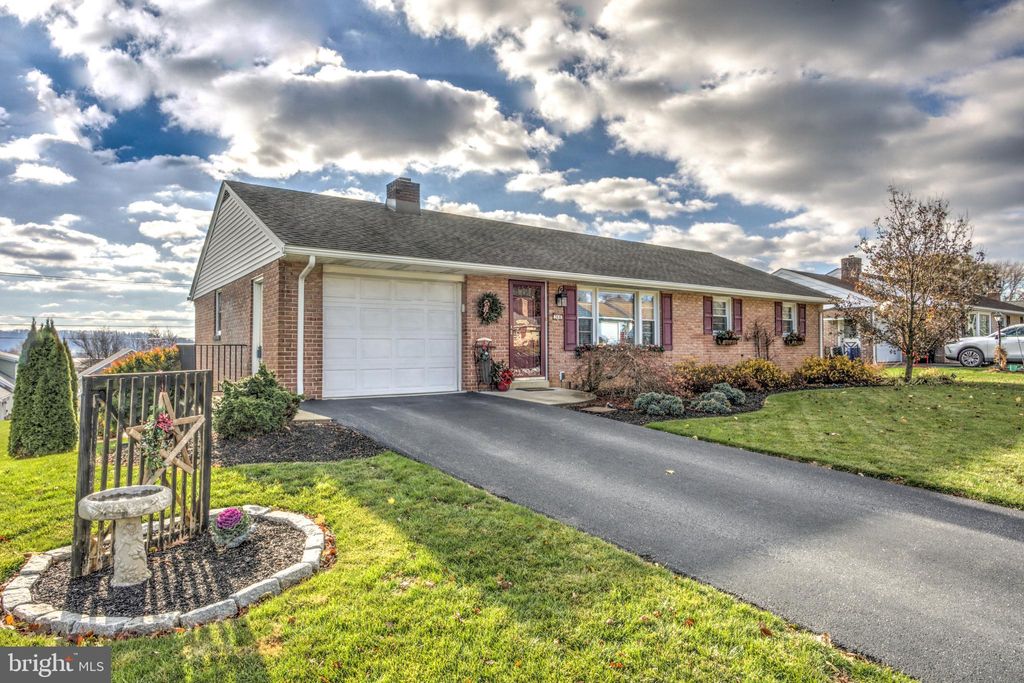 Photo of 366 VALLEY VIEW DR, NEW HOLLAND, PA 17557 (MLS # PALA2028398)