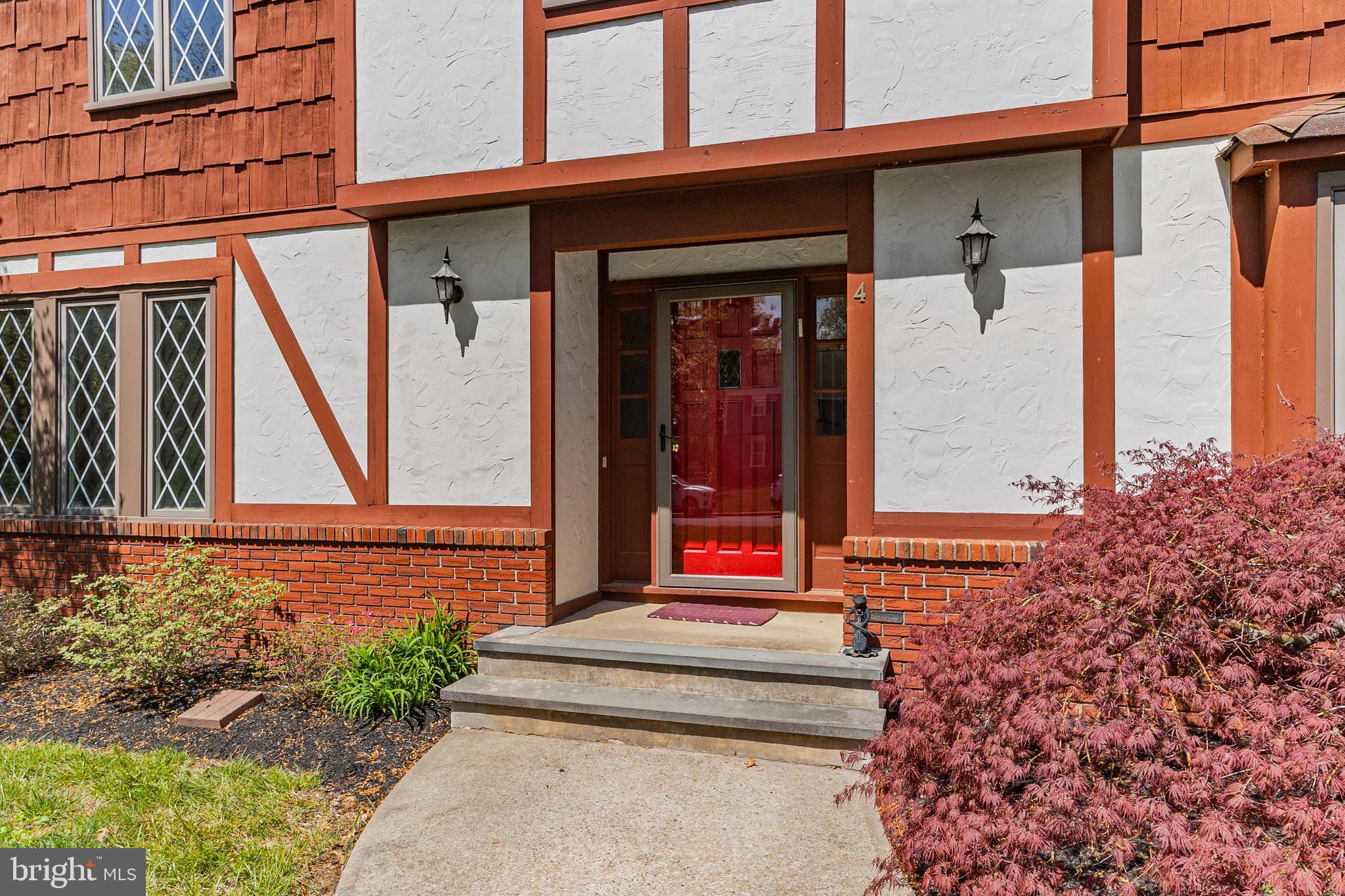 4 IVY GLEN LANE