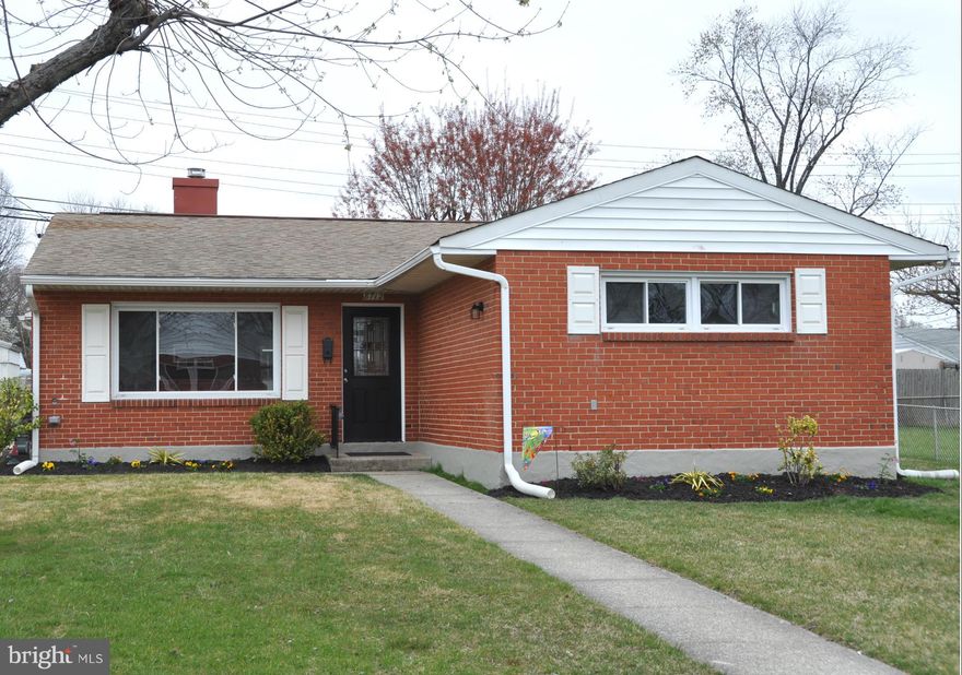 NEWLY REMODELED 3B/2B HOME!! OPEN & AIRY FLOOR PLAN FEATURING * NEW CABINETS, GRANITE COUNTERS, SS APPLIANCES, PLUMBING & LIGHTING FIXTURES * LIVING & DINING AREA GLEAM WITH BEAUTIFUL ARMSTONG FLOORING * CERAMIC TILED KITCHEN, MUD/LNDRY & BATHS * MASTER SUITE HAS PRIVATE BATH * NEW WASHER/DRYER & WATER HEATER * ALL NEW HVAC, ELECTRIC & PLUMBING* COVERED DECK. CLOSE TO SWIM CLUB AND MOST AMENTIES