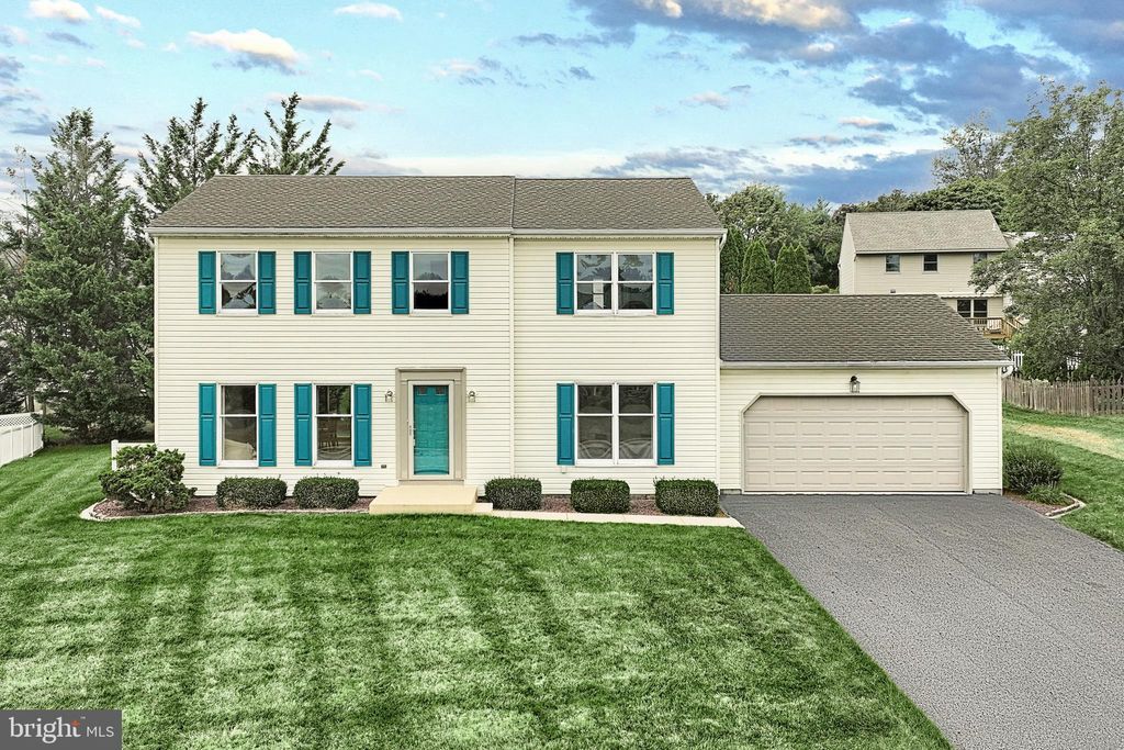 Photo of 423 White Rose Lane, YORK, PA 17402 (MLS # PAYK2090430)