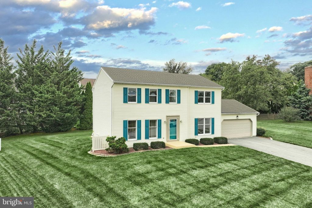 Photo of 423 White Rose Lane, YORK, PA 17402 (MLS # PAYK2090430)