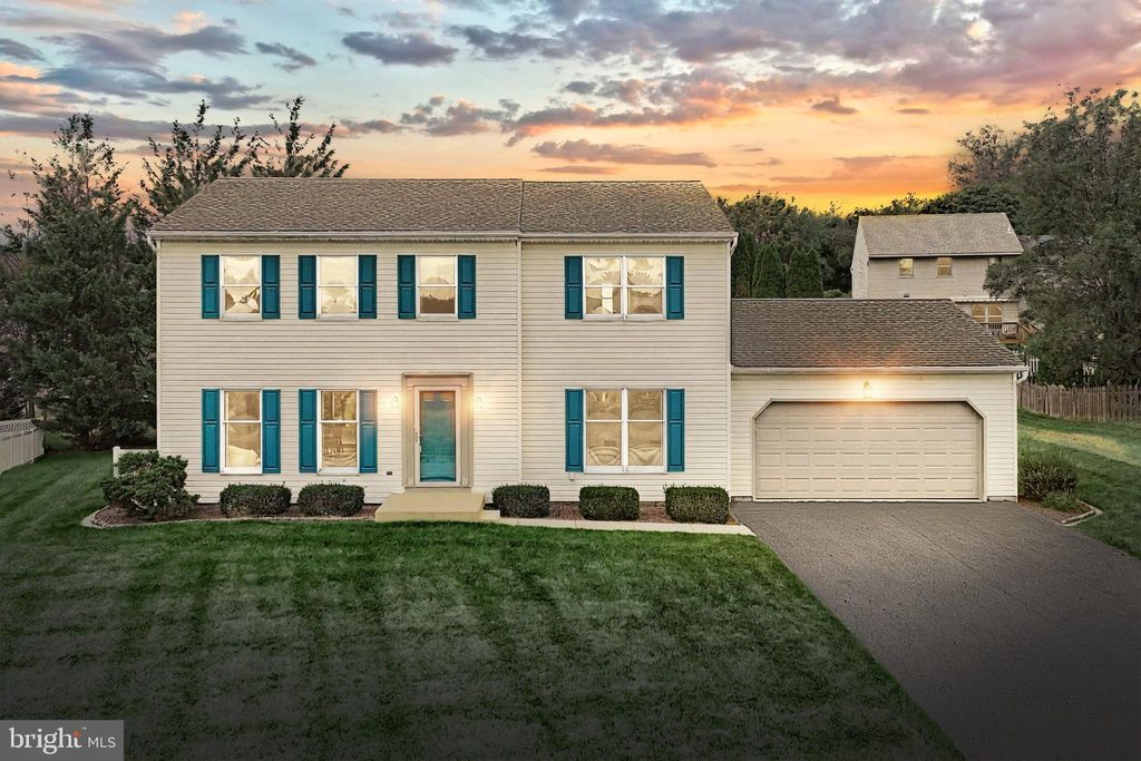 Photo of 423 White Rose Lane, YORK, PA 17402 (MLS # PAYK2090430)