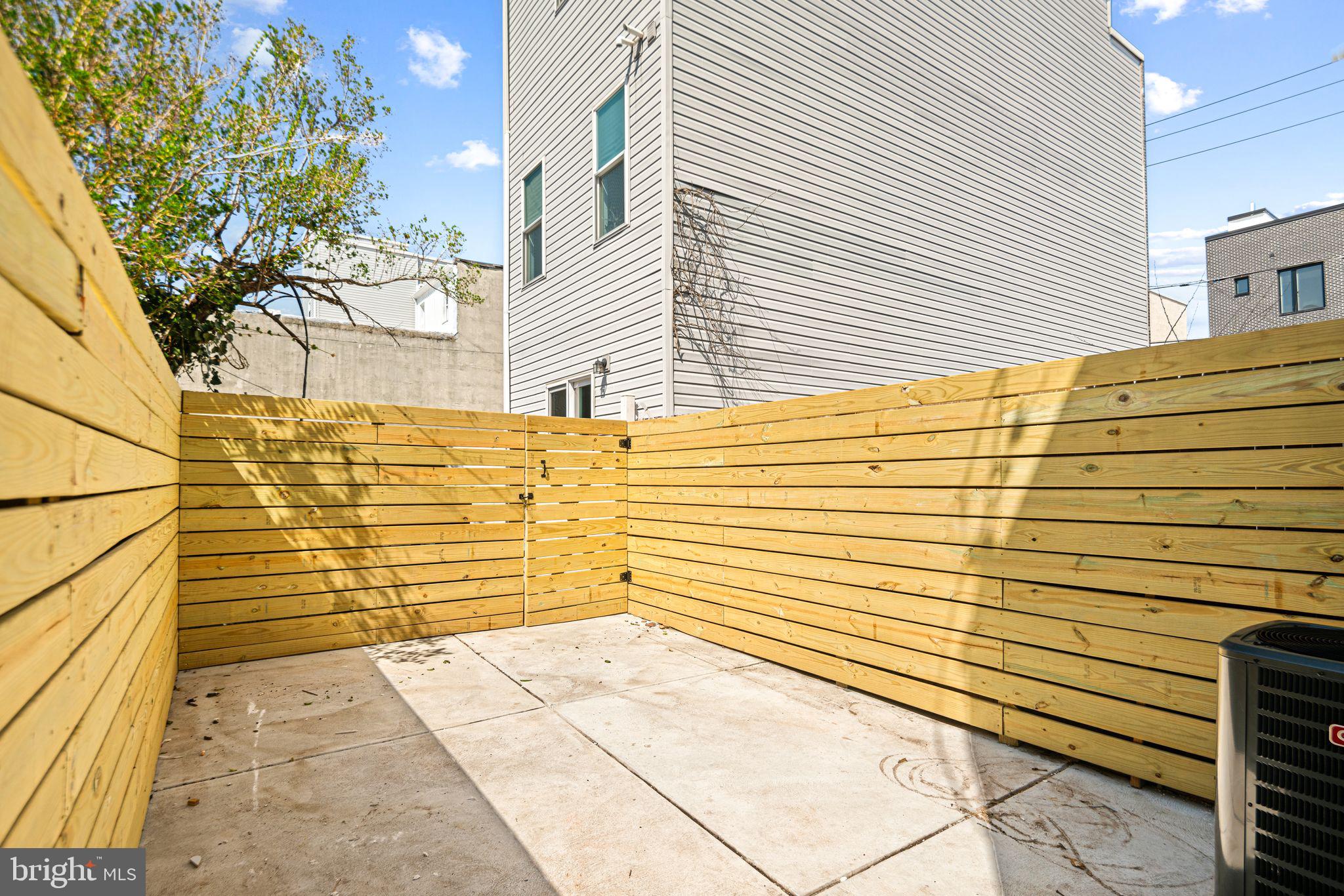 EAST KENSINGTON - Residential