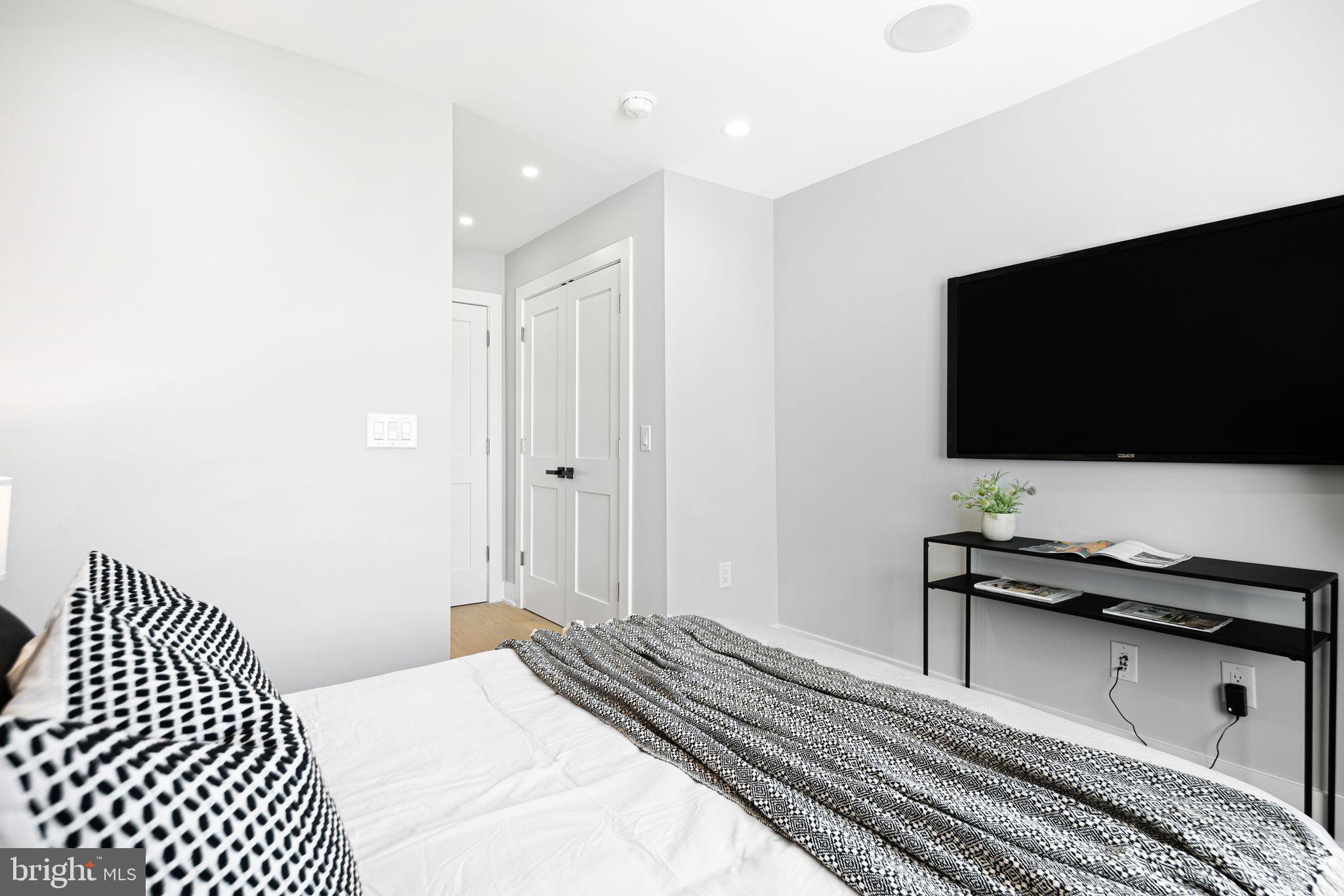 EAST KENSINGTON - Residential