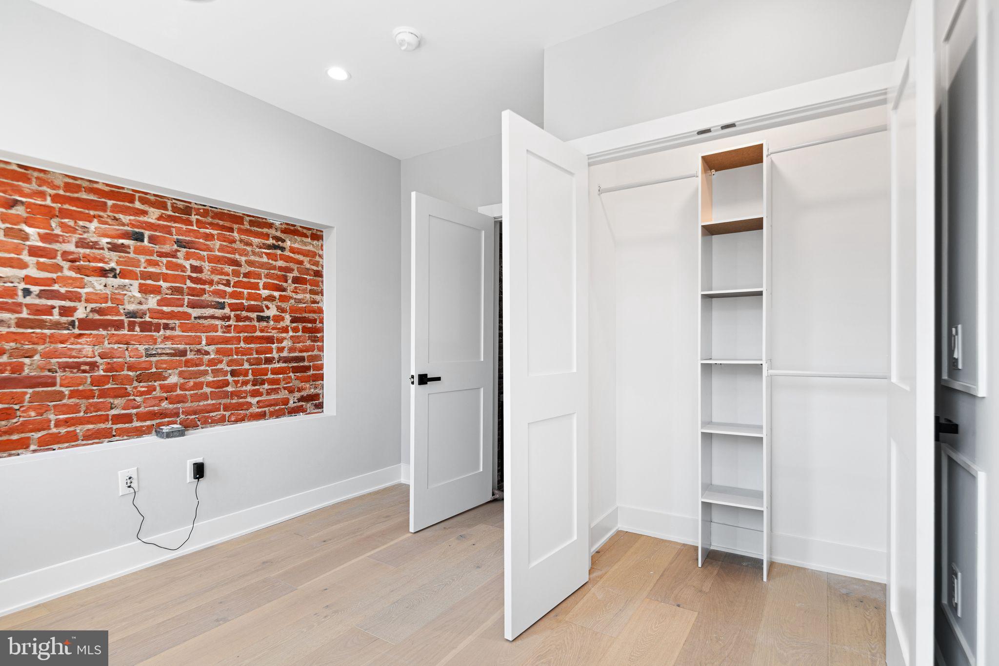 EAST KENSINGTON - Residential