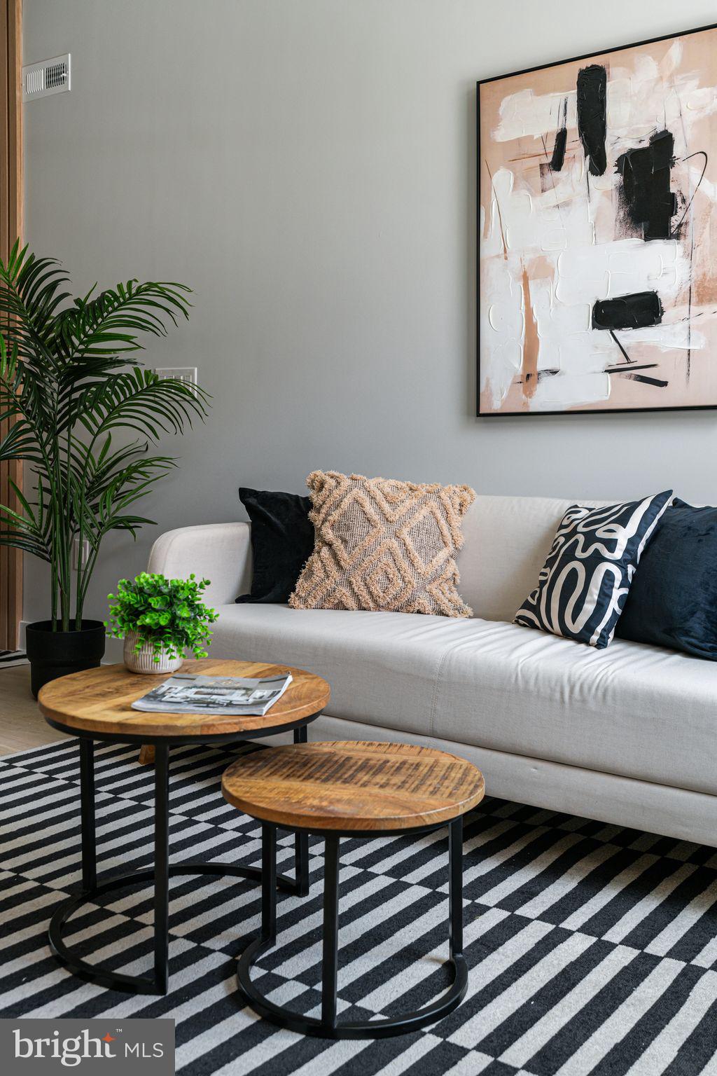 EAST KENSINGTON - Residential