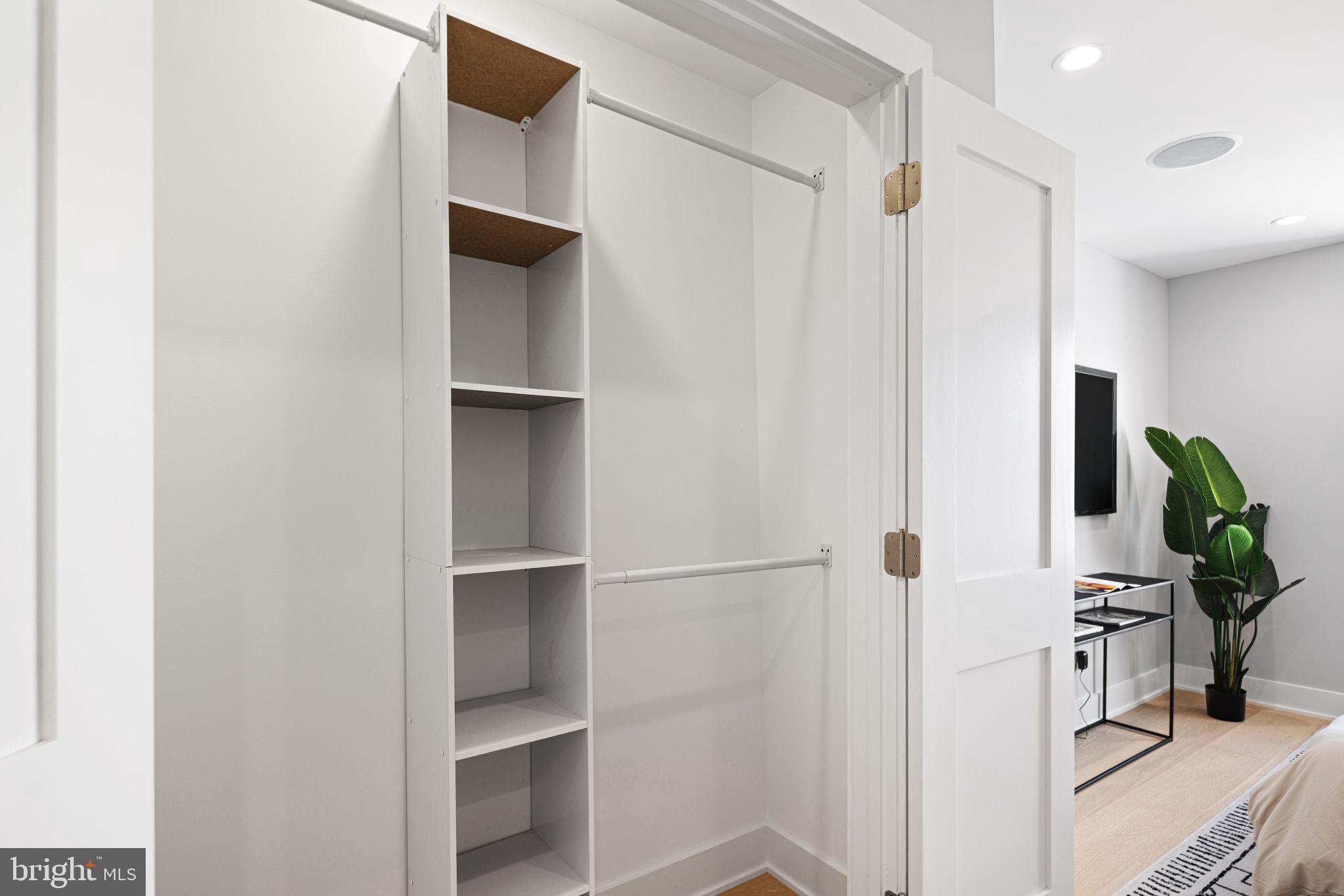 EAST KENSINGTON - Residential