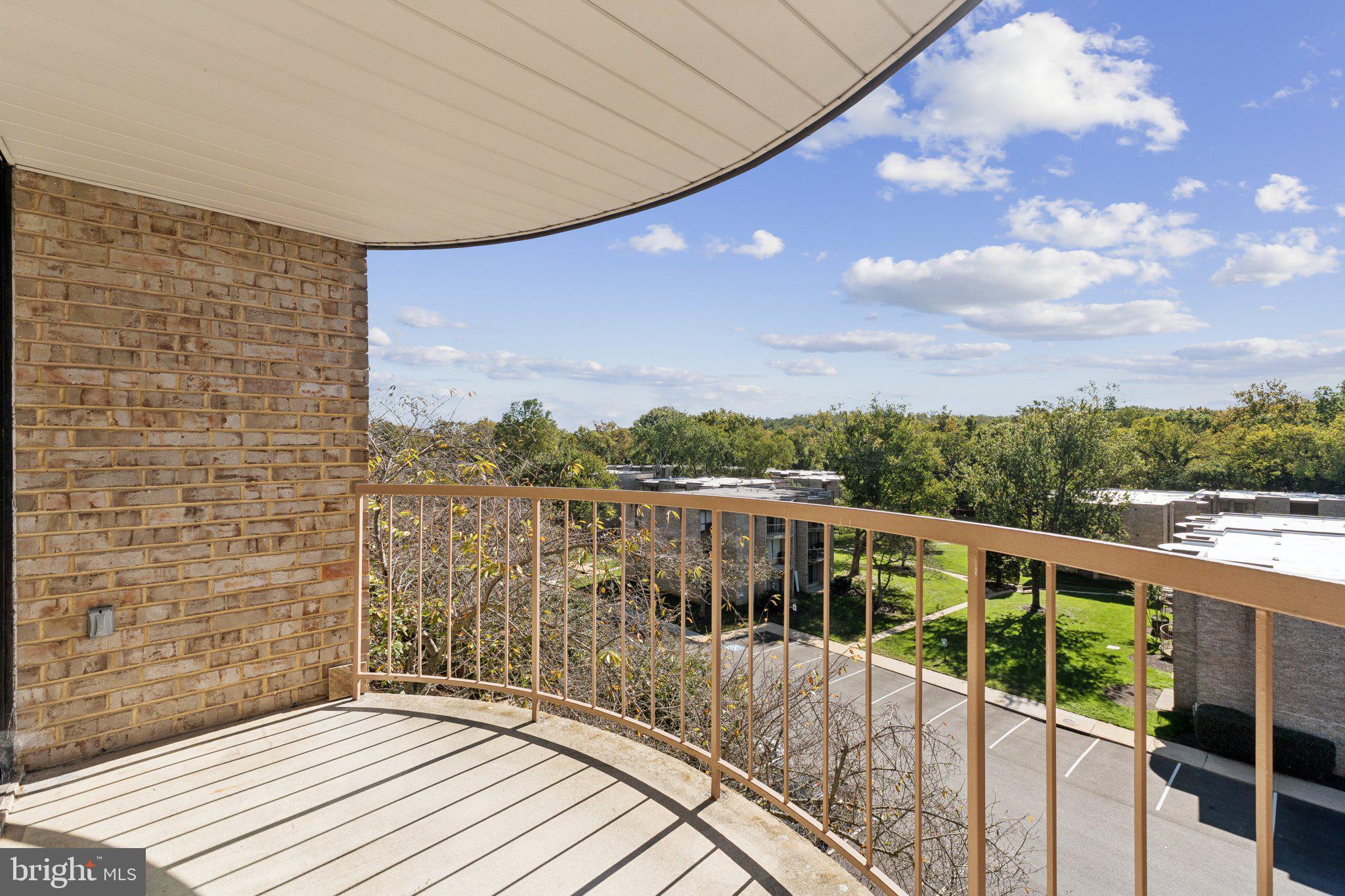 HUNTLEY SQUARE CONDOMINIUMS - Residential