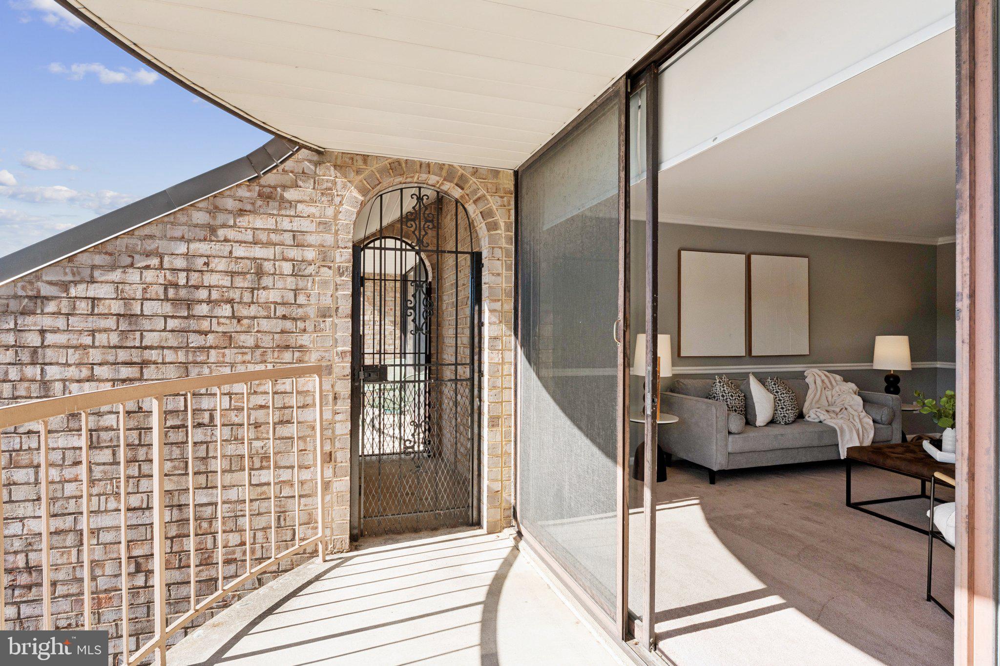 HUNTLEY SQUARE CONDOMINIUMS - Residential