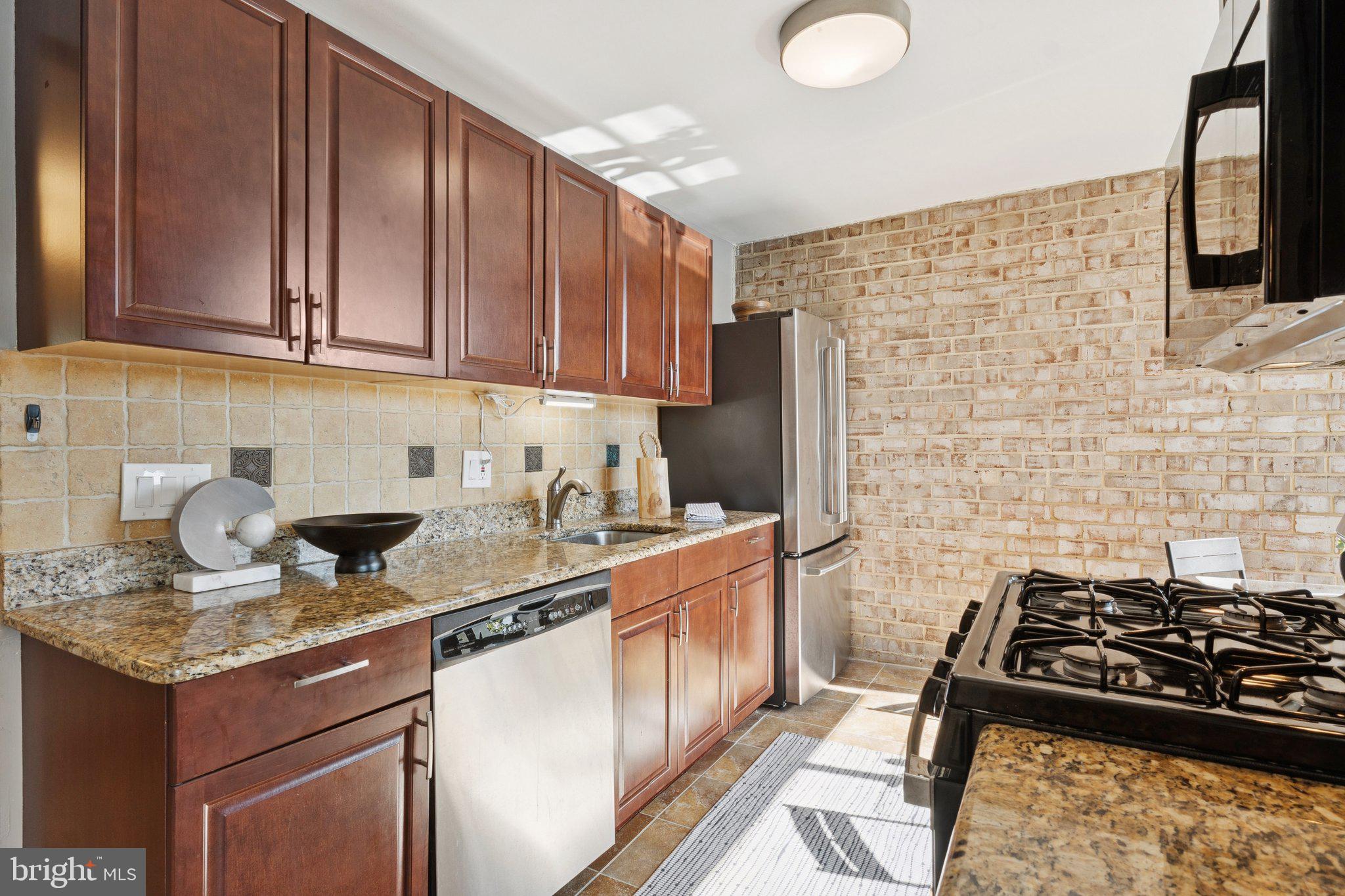 HUNTLEY SQUARE CONDOMINIUMS - Residential