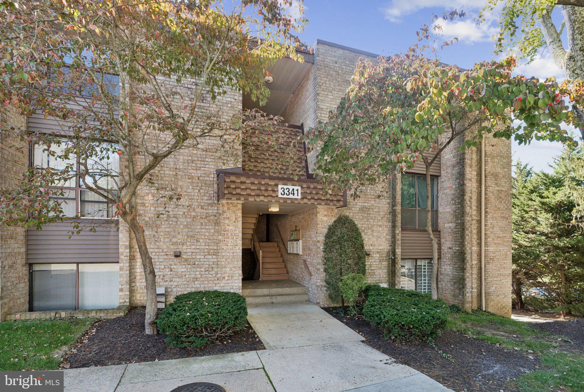 HUNTLEY SQUARE CONDOMINIUMS - Residential