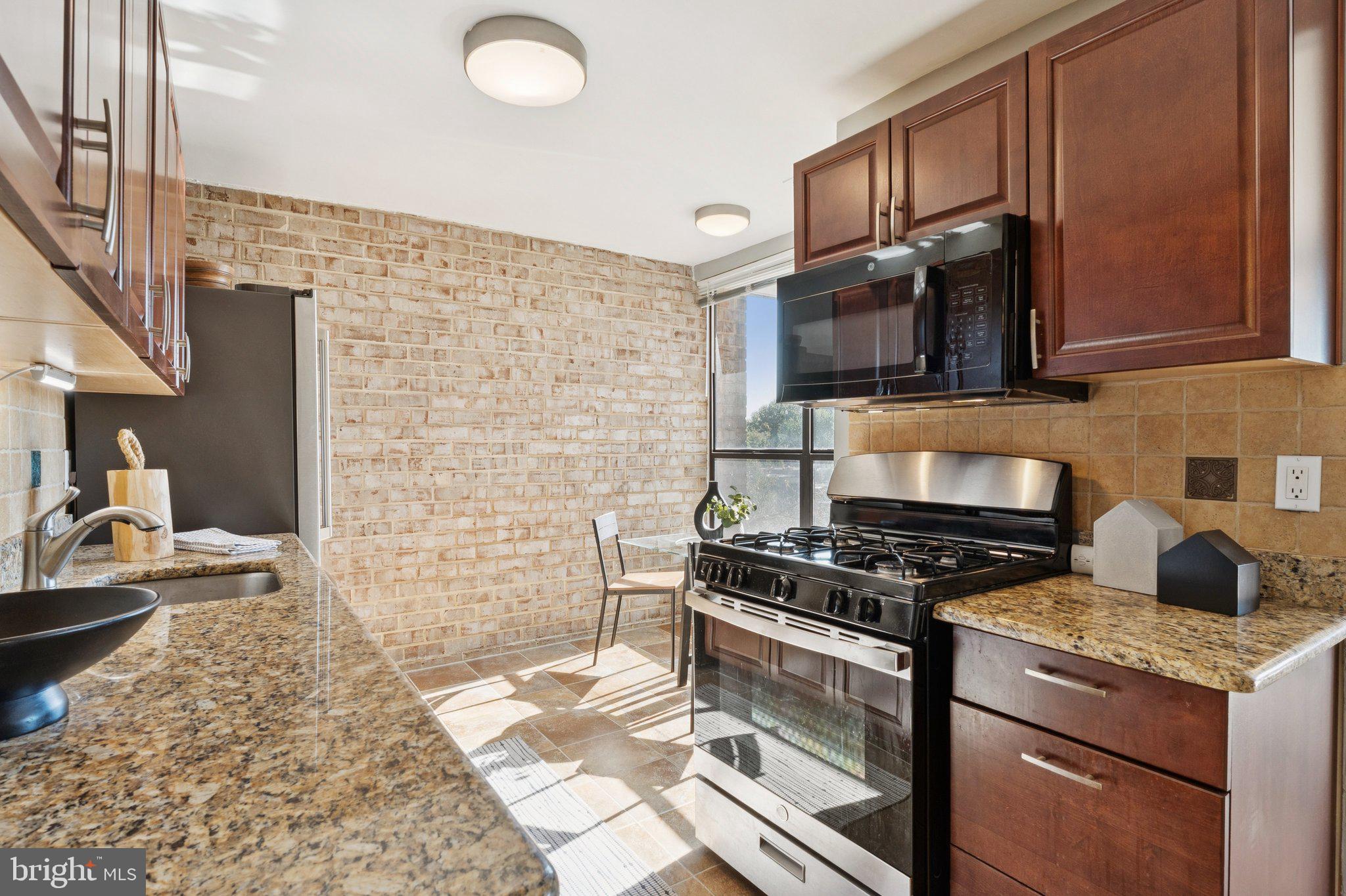 HUNTLEY SQUARE CONDOMINIUMS - Residential