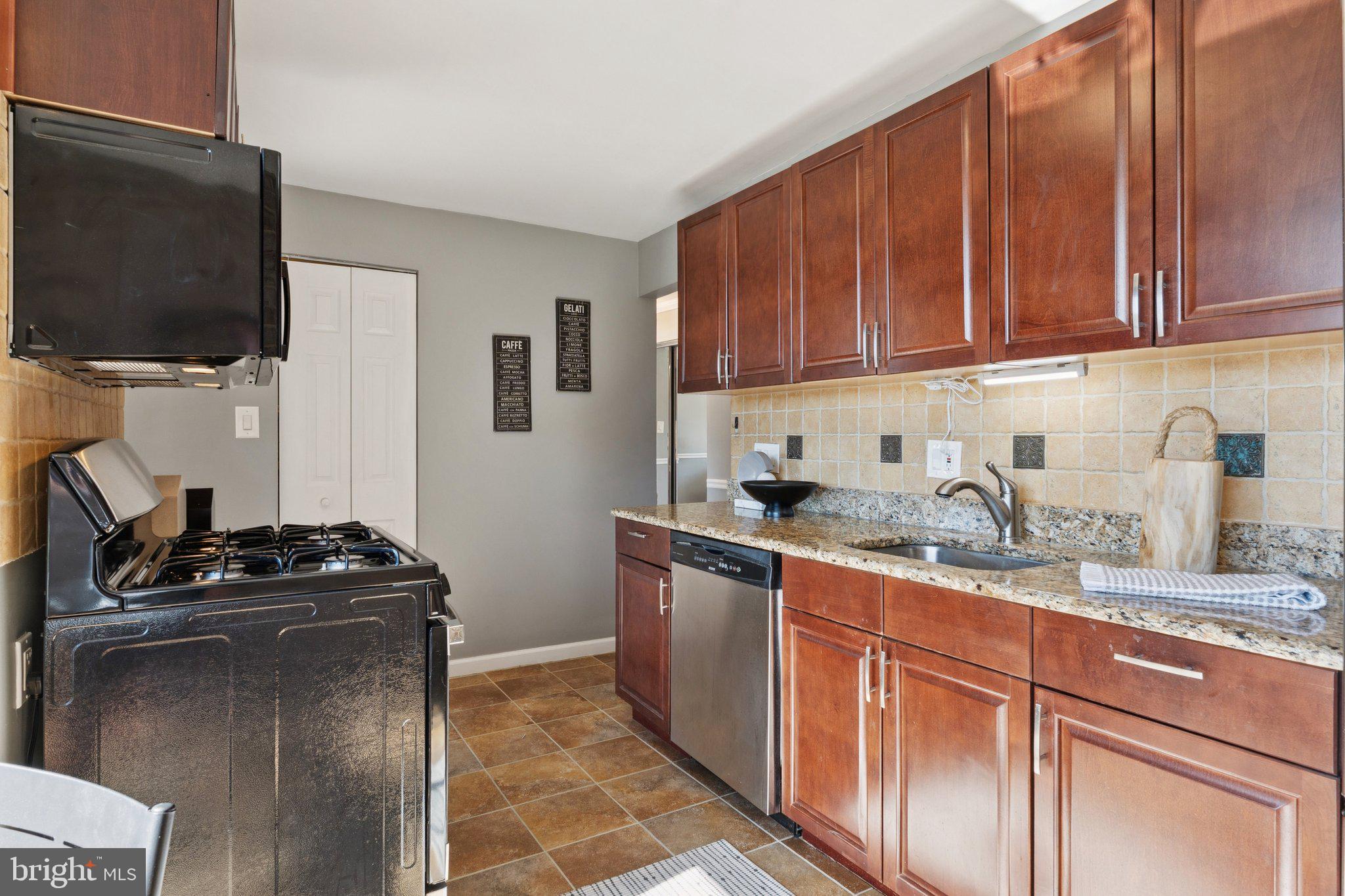 HUNTLEY SQUARE CONDOMINIUMS - Residential