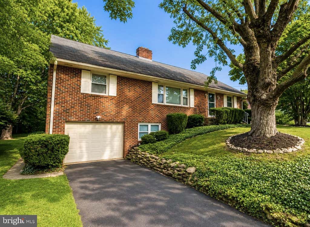 Photo of 1039 Midland Avenue, YORK, PA 17403 (MLS # PAYK2110522)