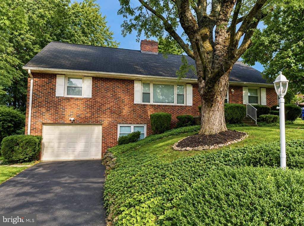 Photo of 1039 Midland Avenue, YORK, PA 17403 (MLS # PAYK2110522)
