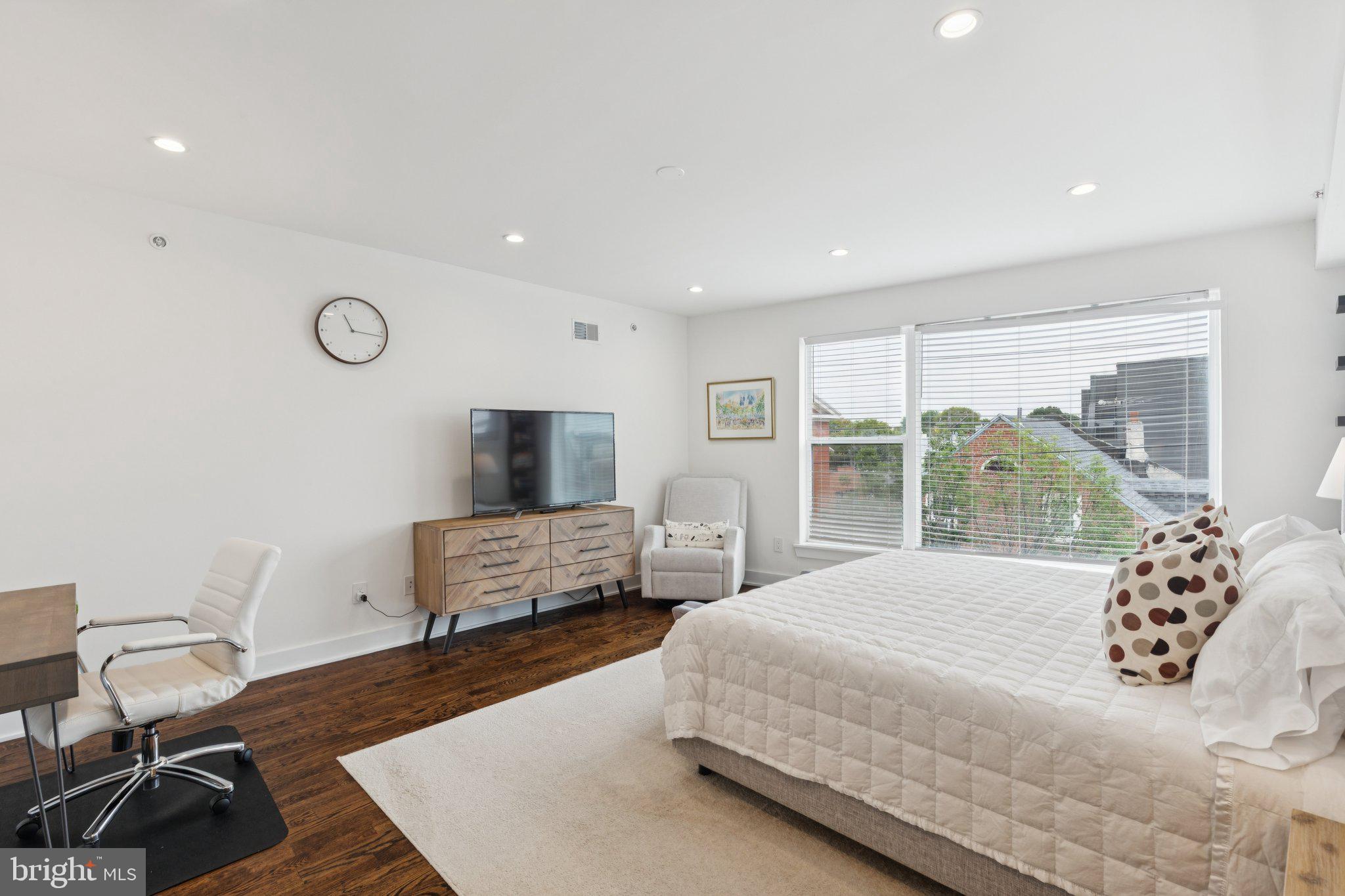 QUEEN VILLAGE - Residential