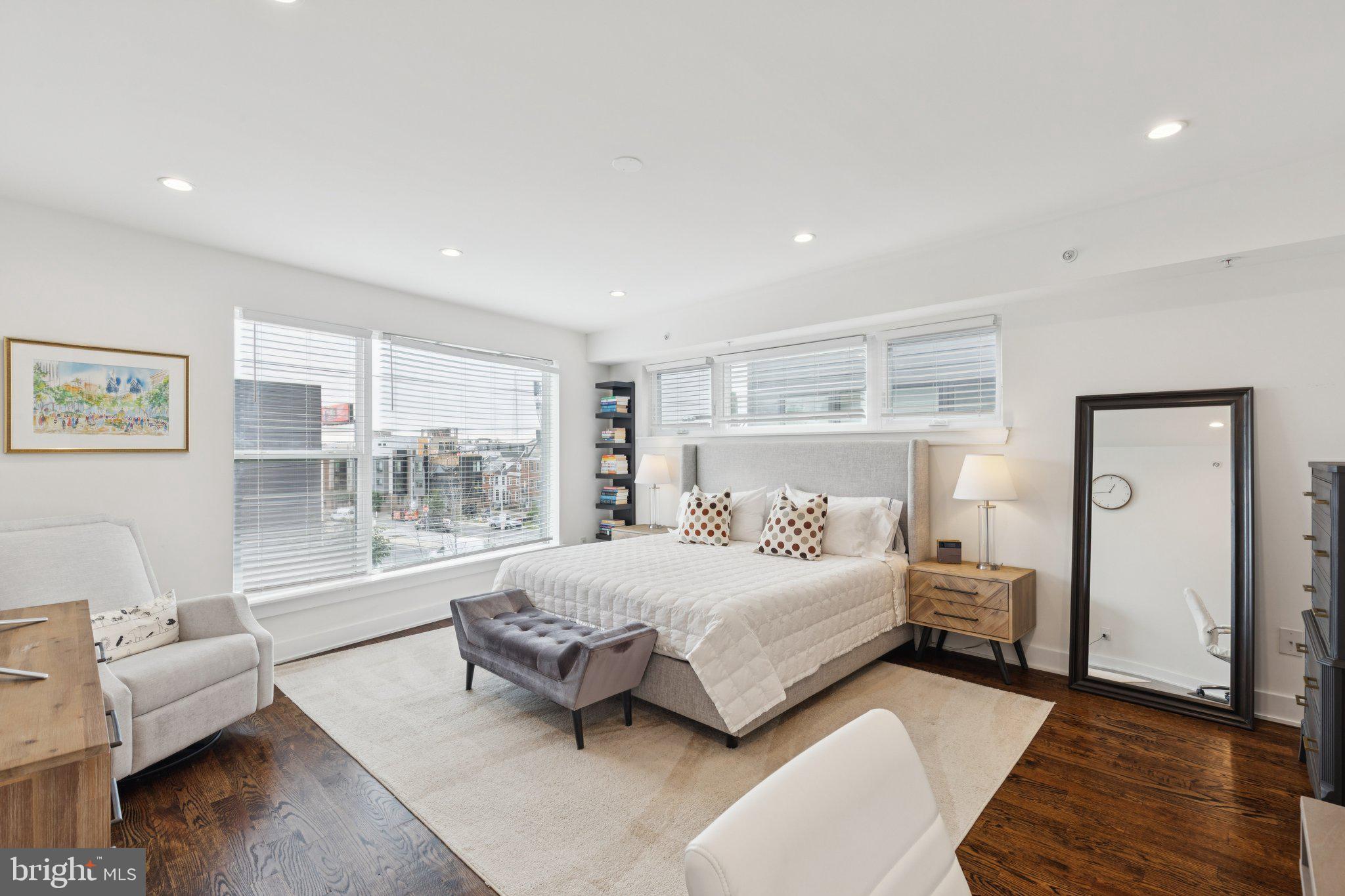 QUEEN VILLAGE - Residential