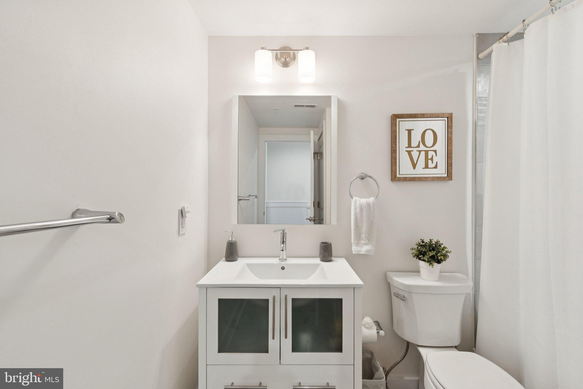 QUEEN VILLAGE - Residential