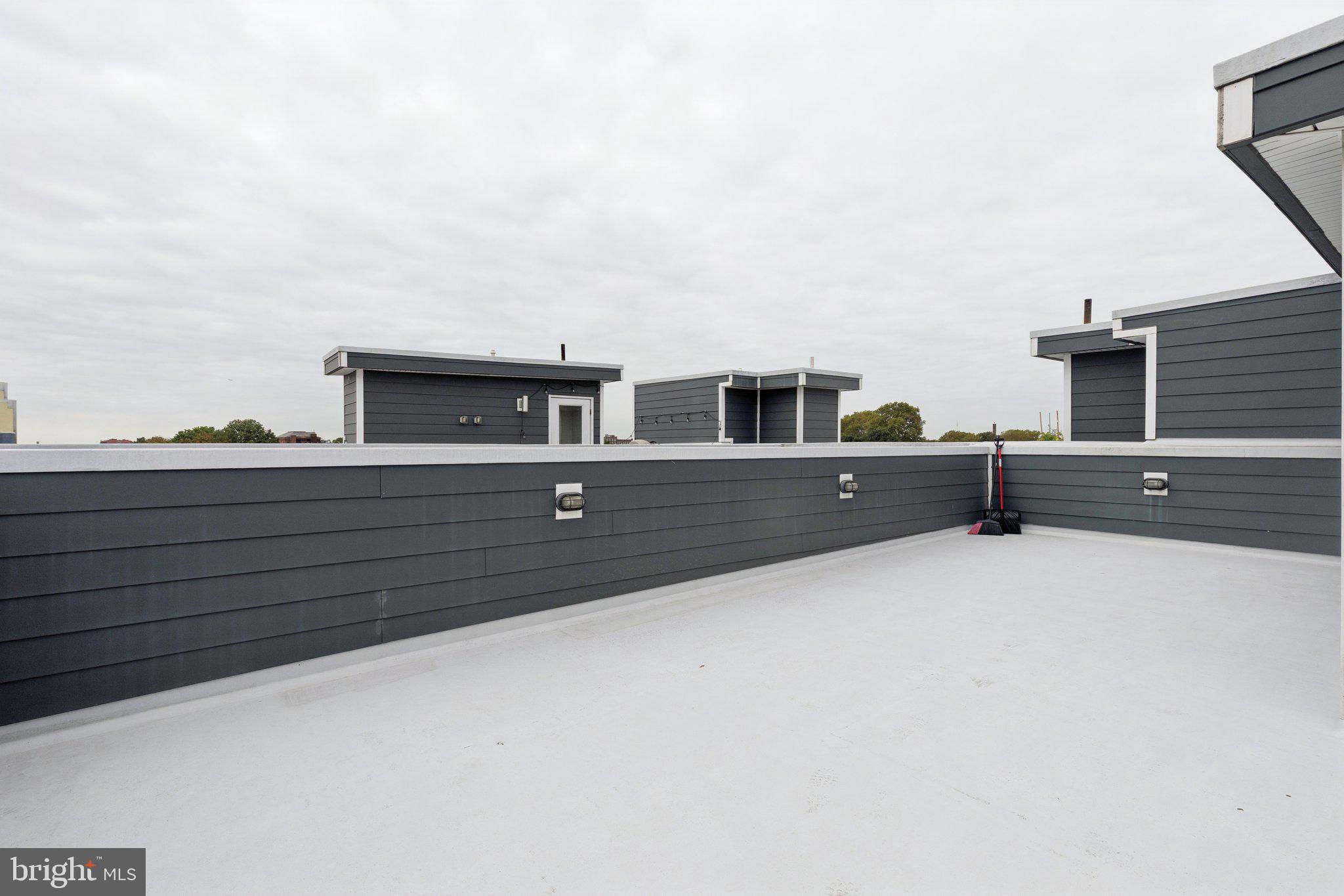 QUEEN VILLAGE - Residential