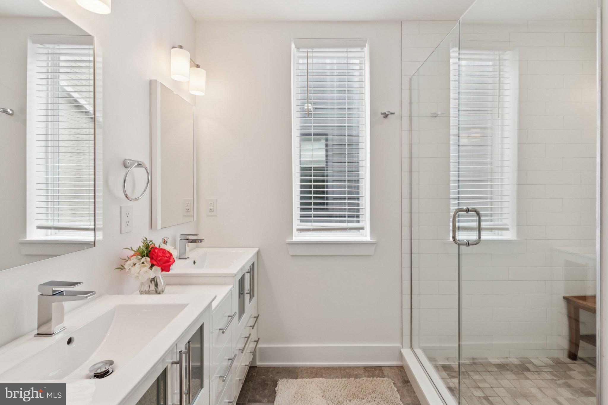 QUEEN VILLAGE - Residential