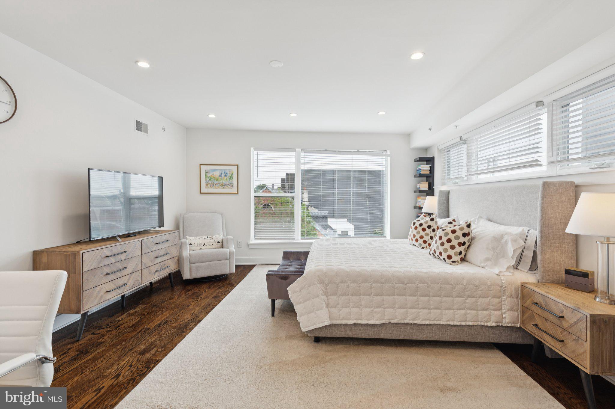 QUEEN VILLAGE - Residential