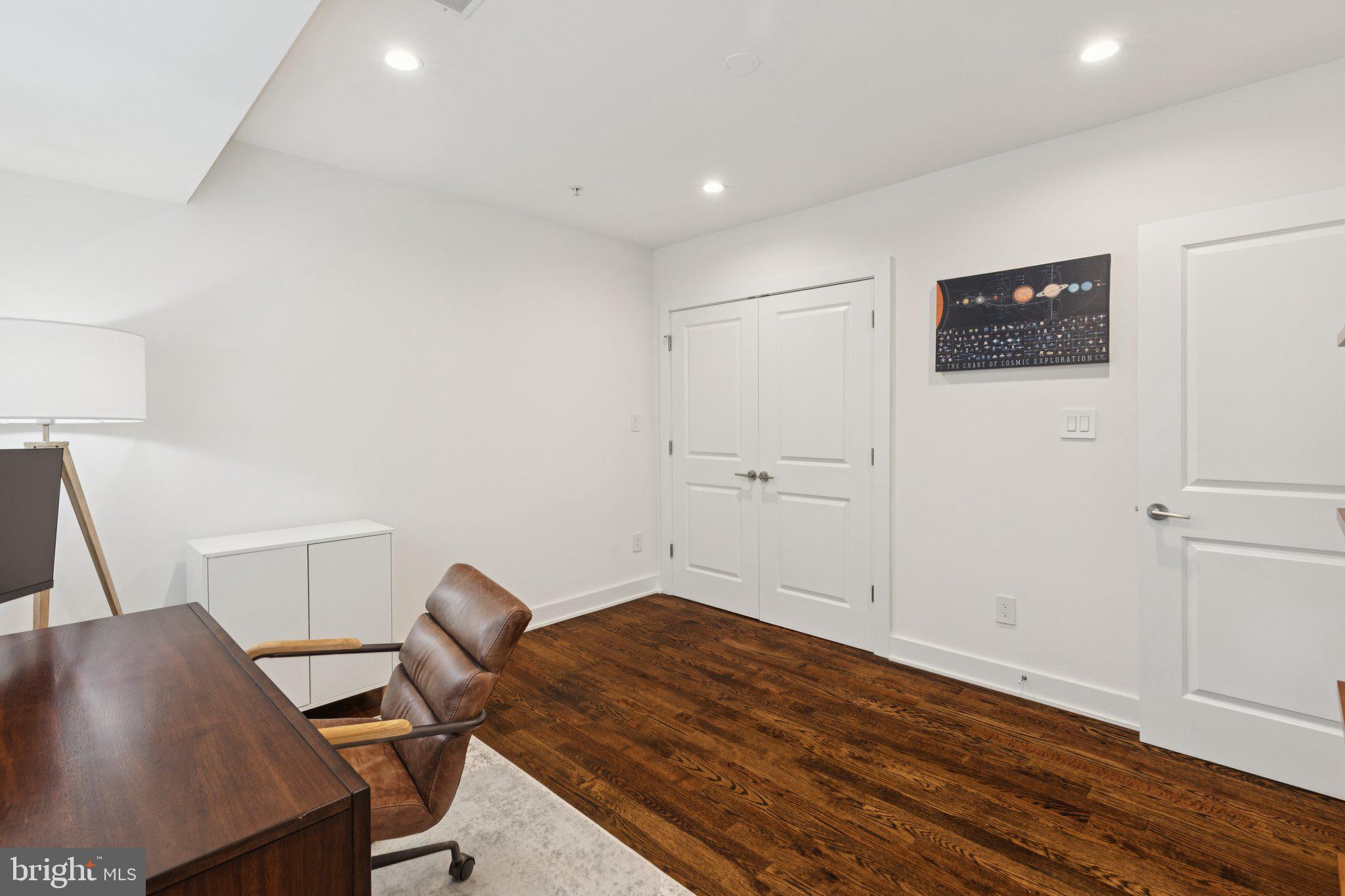 QUEEN VILLAGE - Residential