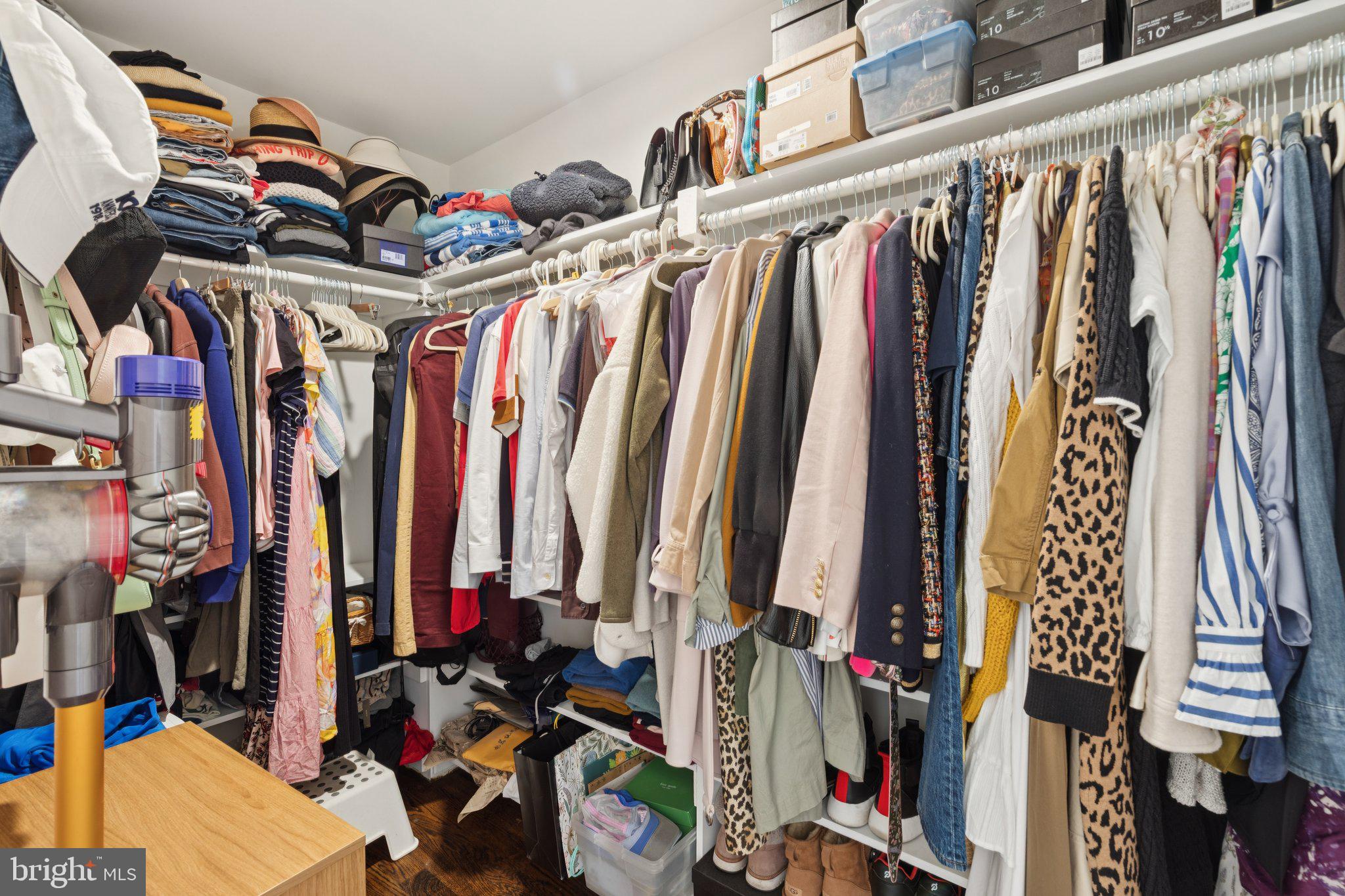 QUEEN VILLAGE - Residential