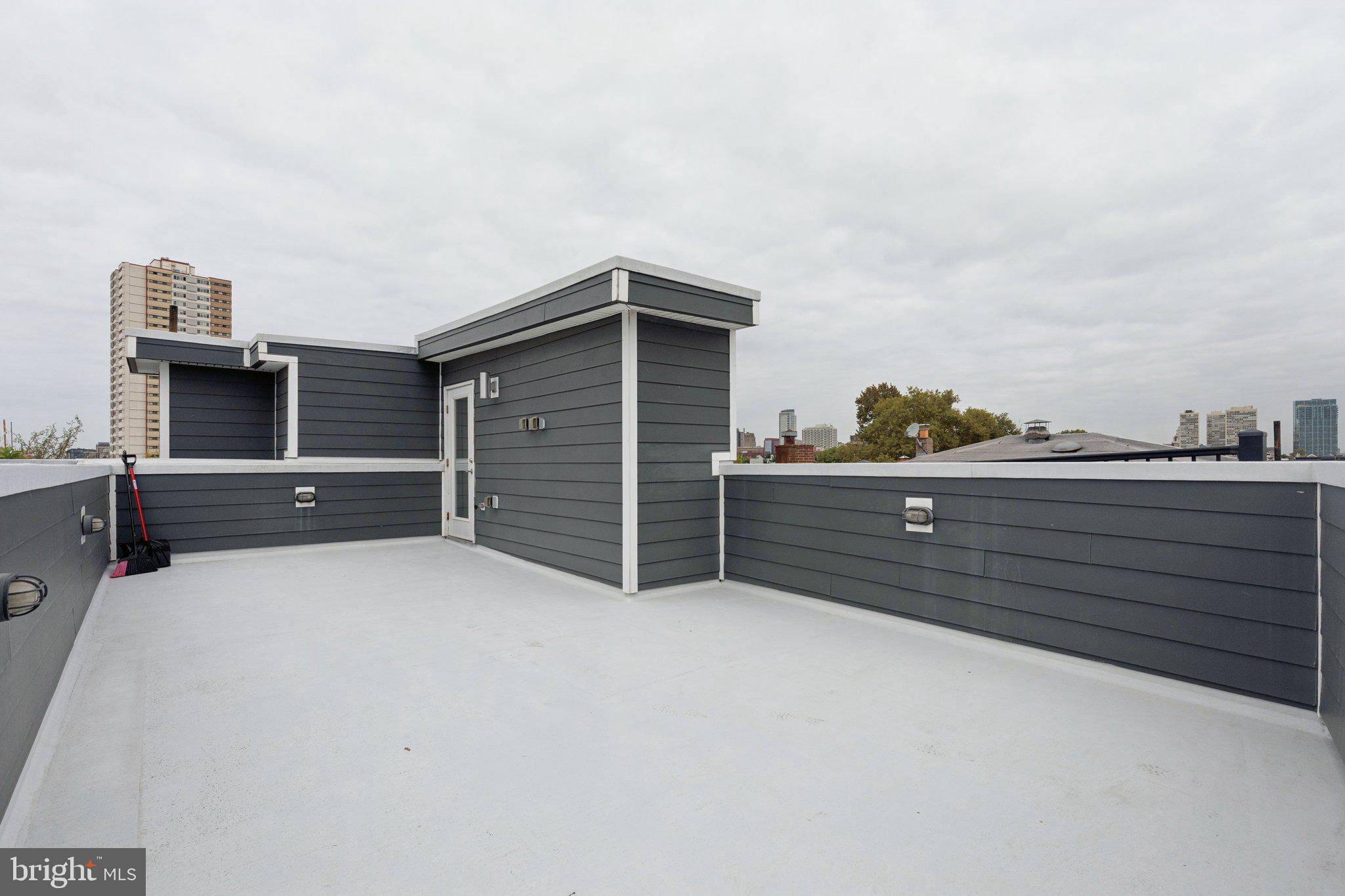 QUEEN VILLAGE - Residential